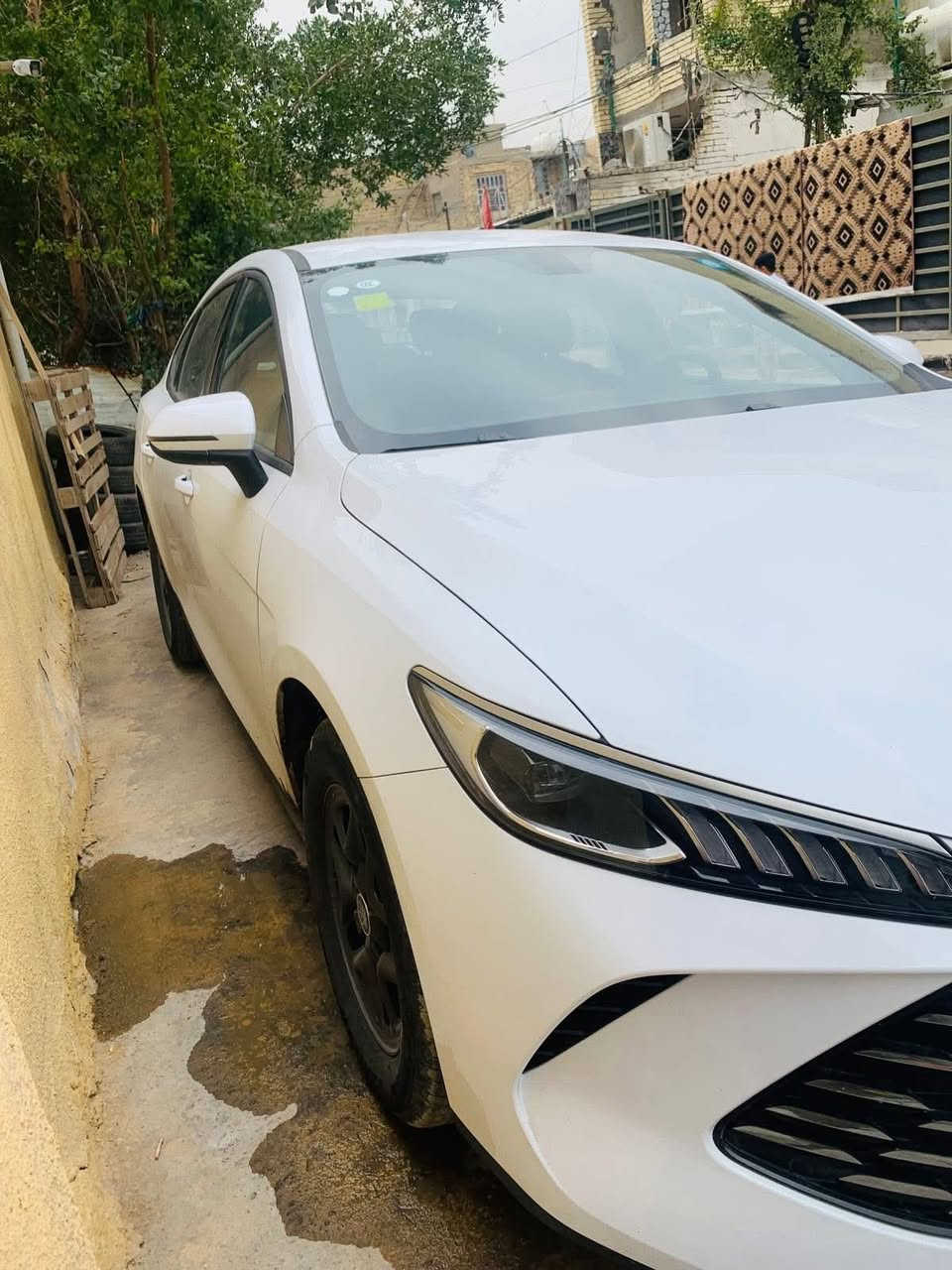 BYD King 2025 (DM-i) - أخت الزيرو للبيع
التفاصيل:

• الموديل: 2025.

• المسافة المقطوعة: 3,478 كم فقط (سيارة جديدة بكل معنى الكلمة).

• الحالة: نظافة 100%، بدون أي حادث أو صبغ، نايلون المصنع لا يزال موجوداً.

• الضمان: تحت ضمان الوكالة الرسمي.

🛑 بطارية ليثيوم فوسفات تدعم الشحن السريع

🛑 شاشة  إنش بنظام ملاحة وتحديثات OTA

🛑 نظام صوتي بـ6 مكبرات صوت + ميزة الكاريوكي

🛑  حساسات وكاميرا خلفية – مثبت سرعة – مقاعد جلد 

🛑  تصميم خارجي عصري بمصابيح LED ومقصورة عازلة للصوت

 

المواصفات 

حساس خلفي 

كامراة خلفية دوارة 

اوتو هولد

تشغيل السياره بصمه مع دخول ذكي

مقاعد جلد 

لايت زينون 

لد نهاري LED

بك لايتLED

3انضمة للقيادة 

مانع تزحلق

مثبت سرعه 

تشغيل عن بعد 

شاشة ذكية تدعم جميع البرامج

 سعة الخزان 65 لتر  اتمشيك 2100 

مكان بغداد الكاظمية ***********
