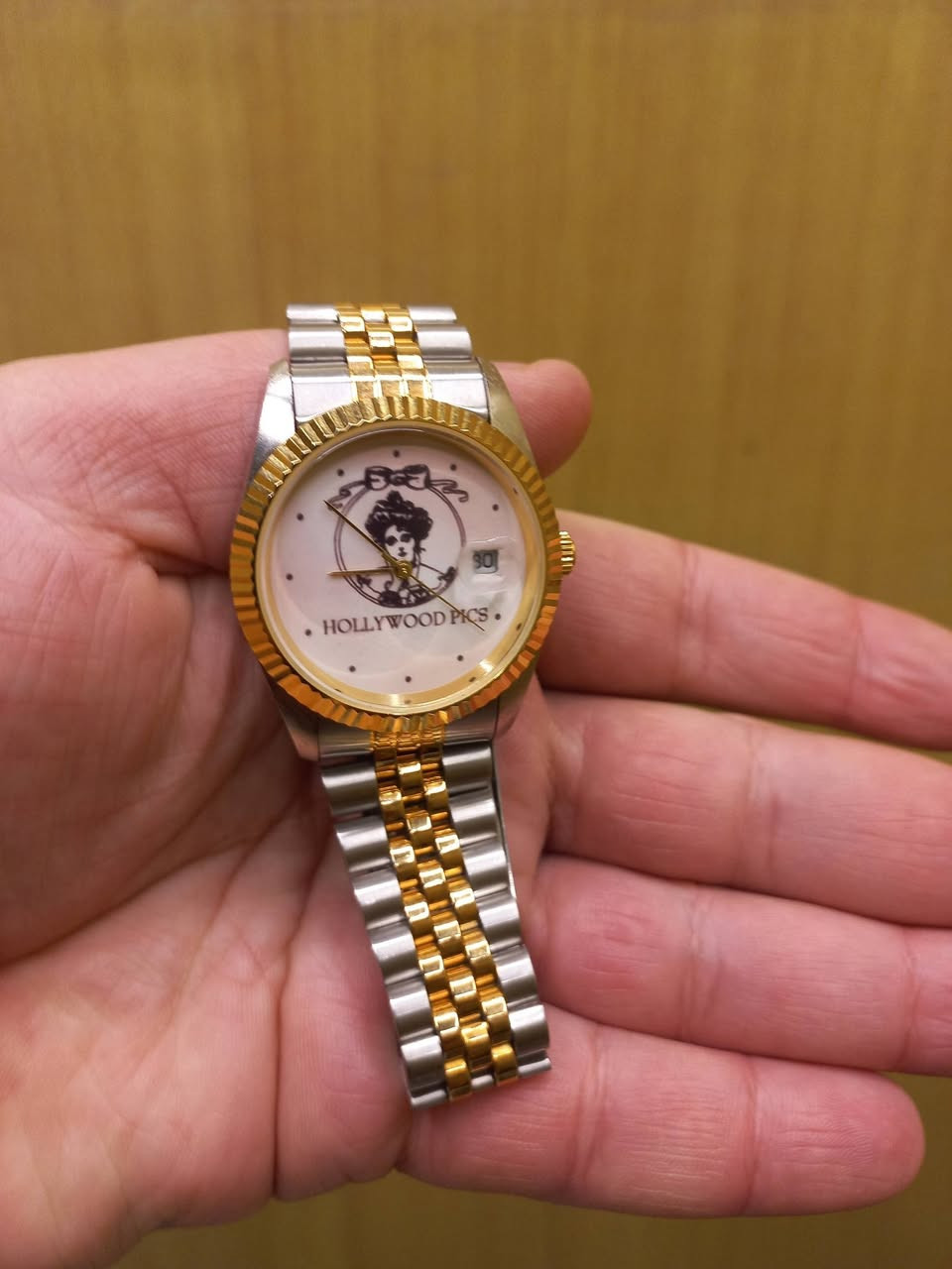 ساعه باله نسائيه ماركه فخمه
مزاد زاد الله من زاد.

*********** واتساب
