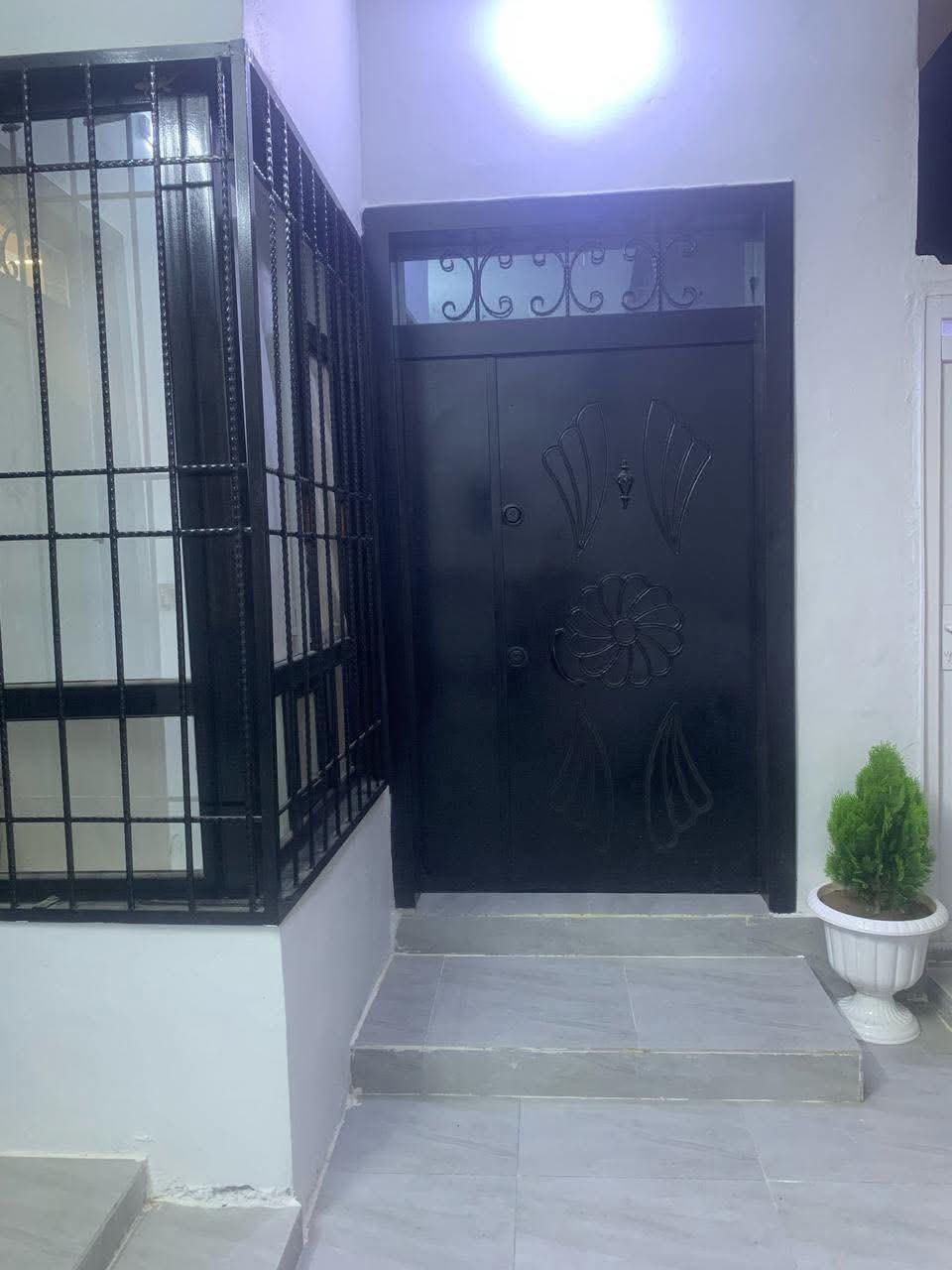 سلام علیکم
#خانووی_مۆدێرن بۆ فرۆشتن ⛪💒
ناونیشان 📍 قەزای ڕزگاری (سموود) 
 
◼️گەڕەکی ئەنفالەکان(ئازادی) 🏙️🌇
◼️تاپۆی یەک ناوە 🔴
◼️ڕوبەری 7 × 20 =140 مەترە 📏 📐
◼️نزیک مەکتەبی بەمۆیە 
◼️نزیک مەکتەب و مزگەوت و یاریگا
◼️سەقفی مەغریبییە
◼️دکتی موبەریدەی بۆ کراوە
◼️بە شێوەیەکی زۆر جوان و تۆکمە دروستکراوە 
◼️کۆڵانی قیرە 🛣️
◼️شوێنێکی زۆر خۆش و دڵگیری هەیە 🌄
◼️کامل دەرگاکانی ئەدۆی توورکیە

🔴ژورەکانی ئەم خانووە پێکهاتووە لە ⬇️

🔶میوان 🚪🪑
🔶مطبخ 🍴🔪
🔶مساعد مطبخ 🥄
🔶هۆڵێک 🖼️
🔶دوو ژوور نوستن 🛋️🛏️
🔶ڕۆشنایی 
🔶مشتەمەلات 🚿🛁

بۆ زانینی نرخ 💵 تەنها خاڵێک لە کۆمێنت دانێ ڕاستەوخۆ بە نامە نرخەکەیت پێ دەگات یان پەیوەندی بکەن بەم ژمارانەوە 📲📞📳

***********📞✅
***********📞✅
***********📞✅

دەتوانن سەردانی
#نوسینگەی_محمد_یاوەر_محمد بکەن 

ناونیشانی نوسینگە ◀️ ڕزگاری جادەی نێو بازاڕ 🛣️
🔴 سەرووی شارەوانی سموود. 🌆🏣
🔴 تەنیشت شیرینی خانەی زانا🍹🏢

ئێوەی بەڕێزیش هەر موڵکێکتان هەبوو بۆ فرۆشتن یان ویستان بیکڕن دەتوانن ڕەسم و زانیارییەکانتان بنێرن بۆ ژمارە ڤایبەری 📳✅ ***********
