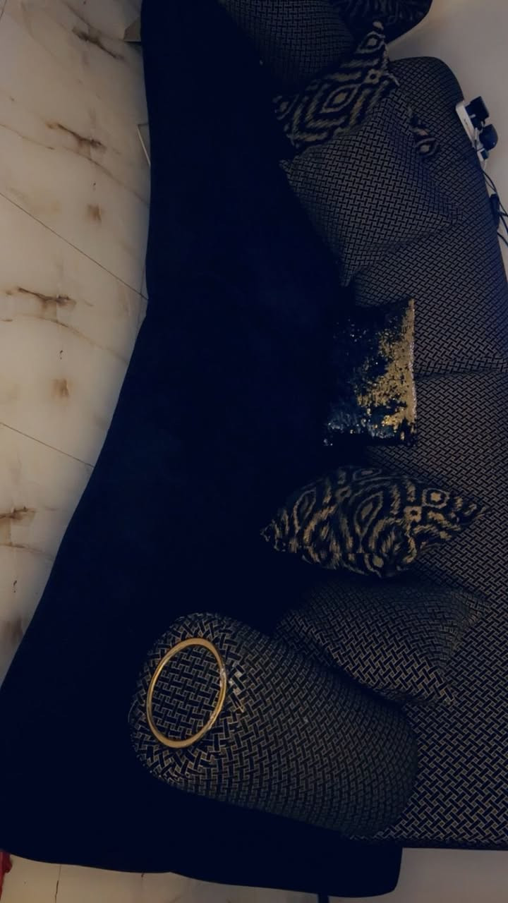 تخم للبيع 
10 مقاعد كلش نضيف 
السعر 750 البيع بسبب تحويل إلى بيت آخر 
للاستفسار تواصل وتساب ***********
