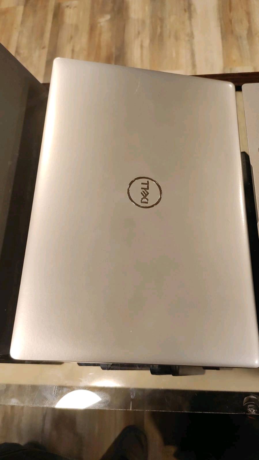سلام عليكم 
1/لابتوب كور i5 جيل 10 
2/رام 8 (هارد 256SSD)
3/حجم الشاشه 14 انج 
4/(لمس) كيبورد انكليزي و بي لزكات عربي نضافه 95/100 
فقط شخط بسيط بل ضهر تصلن ما يبين 
5/كيبورد RGB
6/شاحنه لاصليه 
السعر375و بيها مجال للشراي (بسيط)العنوان ميسان حي الشهداء بلخدمي للستفسار الاتصال على الرقم (***********)