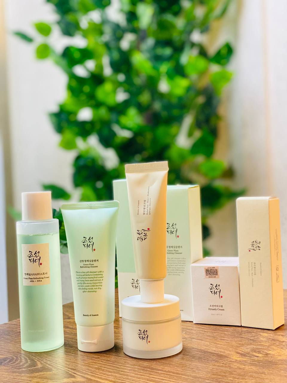 ✨ عرض العناية بالبشرة – Beauty of Joseon  الكوري الأصلي معمول حتى يعالج البشرة خطوة خطوة ويخليها أنعم، أنقى، ومشرقة بشكل طبيعي. روتين متكامل يناسب العناية اليومية ويعطي نتائج واضحة مع الاستمرار.

1️⃣ غسول الوجه – Green Plum Refreshing Cleanser | Beauty of Joseon
غسول جل لطيف ينظف البشرة بعمق بدون ما يسبب جفاف. يحتوي على مستخلص البرقوق الأخضر، يساعد على إزالة الأوساخ، الدهون، وبقايا المكياج من داخل المسامات، ويترك البشرة نظيفة، ناعمة، ومنتعشة. مثالي للاستخدام اليومي صباحاً ومساءً.

2️⃣ تونر التقشير اللطيف – Green Plum Refreshing Toner (AHA + BHA) | Beauty of Joseon
تونر مقشّر خفيف يساعد على إزالة الجلد الميت وتنظيف المسامات بلطف. يوازن البشرة بعد الغسول، يقلل من البهتان، ويساعد على تحسين ملمس البشرة مع الاستمرار، بدون تهيّج. يخلي البشرة أنعم ويجهزها لامتصاص باقي المنتجات.

3️⃣ واقي شمس – Relief Sun SPF50+ PA++++ | Beauty of Joseon
واقي شمس خفيف على البشرة، يحمي من أشعة الشمس الضارة، ويمنع التصبغات والاسمرار. يحتوي على مكونات مهدئة ومرطبة، ما يترك طبقة دهنية أو لون أبيض، ومناسب للاستخدام اليومي حتى تحت المكياج.

4️⃣ كريم الترطيب – Dynasty Cream | Beauty of Joseon
كريم ترطيب غني يغذي البشرة بعمق، يعزز الإشراقة الطبيعية، ويساعد على توحيد لون البشرة. يمنح نعومة ولمعة صحية بدون ثقل، ويقوي حاجز البشرة مع الاستخدام المستمر.
منشأ العرض كوري 🇰🇷 
سعر العرض ٣٥ الف 
🚘يوجد خدمة توصيل لجميع محافظات العراق ٤ الاف🚘


**إذا كنت صاحب هذا الإعلان وتريد حذفه لأي سبب، رجاءا أرسل رسالة إلى الدعم الفني**