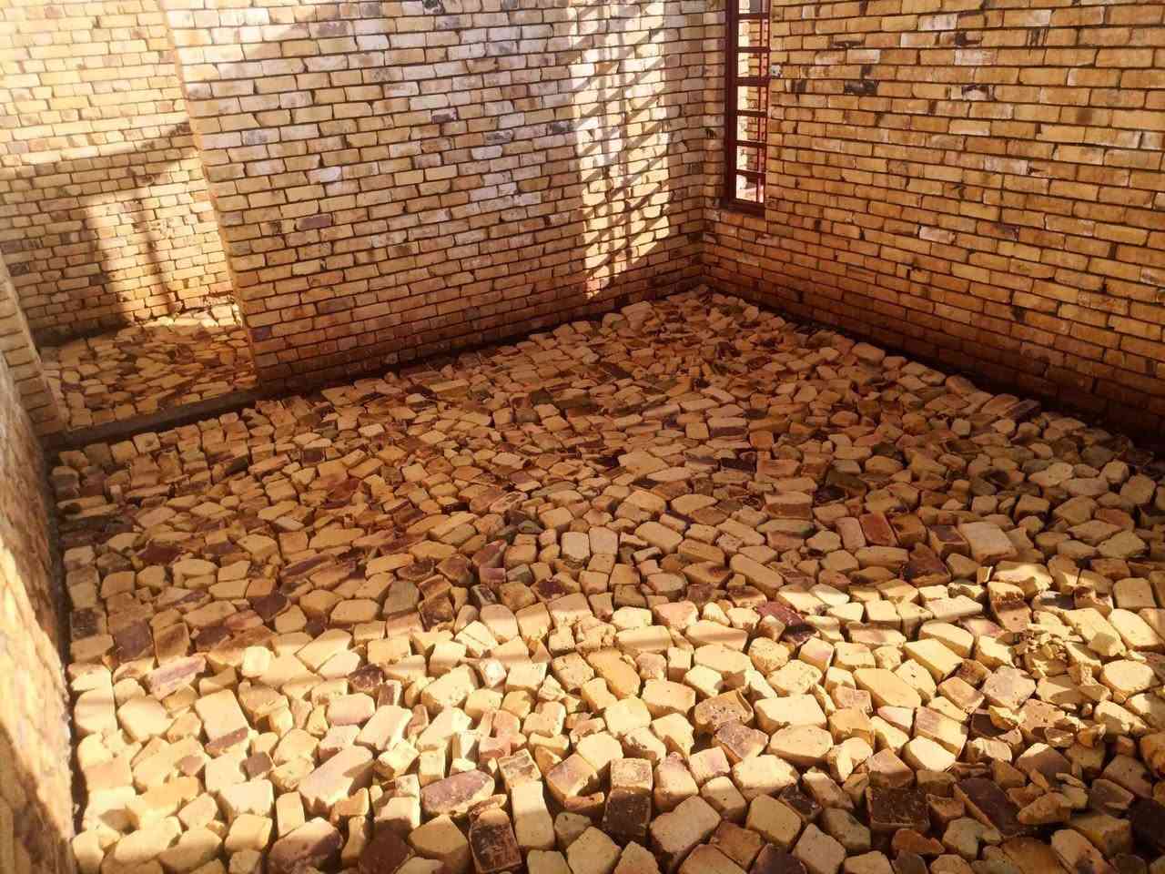 سلام عليكم
1-توفرت خباطه مع كادر صب 

2-حادله حجم كبير-وصغير 

3-كادر بناء بتلو وصب وزفت 

4-قلع ونقل الانقاذ          ***********

5-لبخ وبناء ورفع مواد +وعمل سطوح

       كادر العمل حسن المقاول
