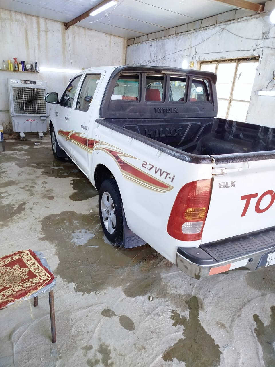 سلام عليكم يوجد بوليش وتلميع كافة انواع السيارات مع حمام للغرفه جلي لايتات تكحيل  الخدوش تلميع الجام والدواخل صالون كامل لسياره المكان بصره قضاء القرنه رقم الهاتف ***********واتساب
