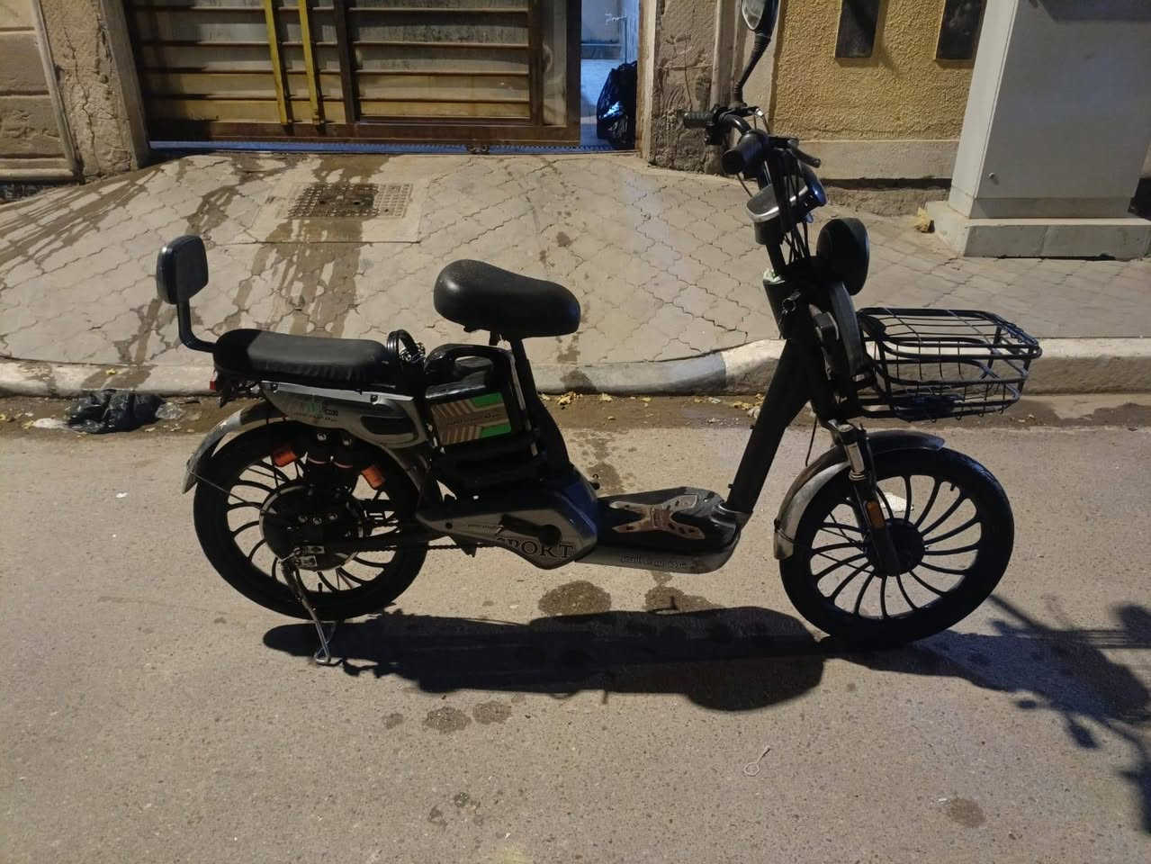 سلام عليكم
دراجه شحن للبيع جديده مثل ماموضح بصوره نقصها فقط شاحنه وسعرها 300 وبيها مجال الاتصال ***********   الزبير
