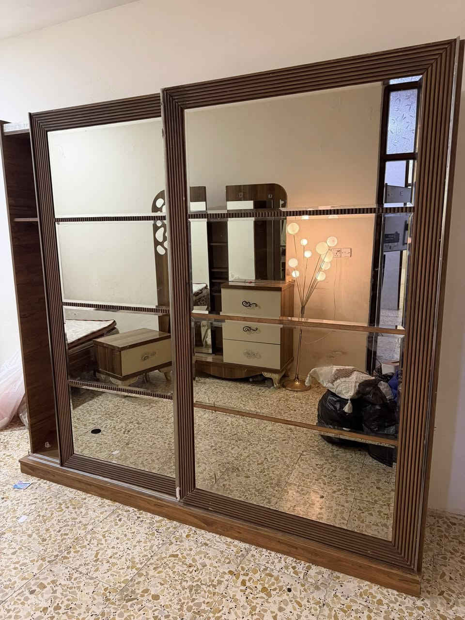 للبيع غراض مستعملة حي سومر شارع المدارس ***********
