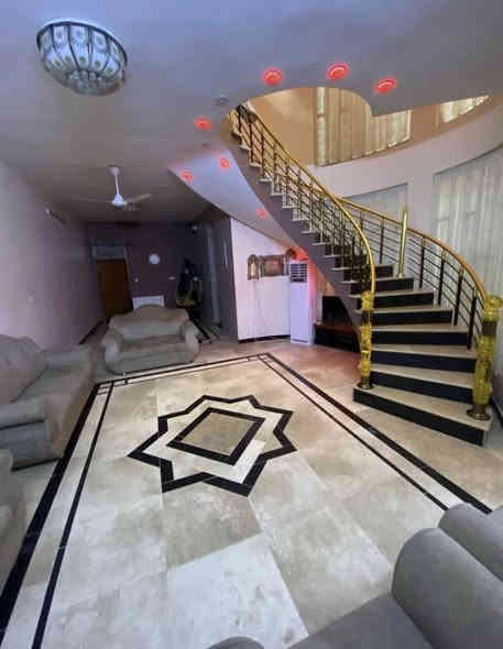 دار للبيع مساحه 210 م بغداد حي اور ال 600 قريب على شارع العام شارع اسواق عطا العبيدي بناء 2019 جديد وفارغ 
متكون من 4 غرف نوم من ضمنهن 2 سويت
صاله+استقبال+ مطبخ حار بارد + حديقه صغيره+ سطح خلفي وامامي + ارتفاع على شارع متر 
السعر 
635.000.000 مليون وبي مجال
*********** صاحب الدار
