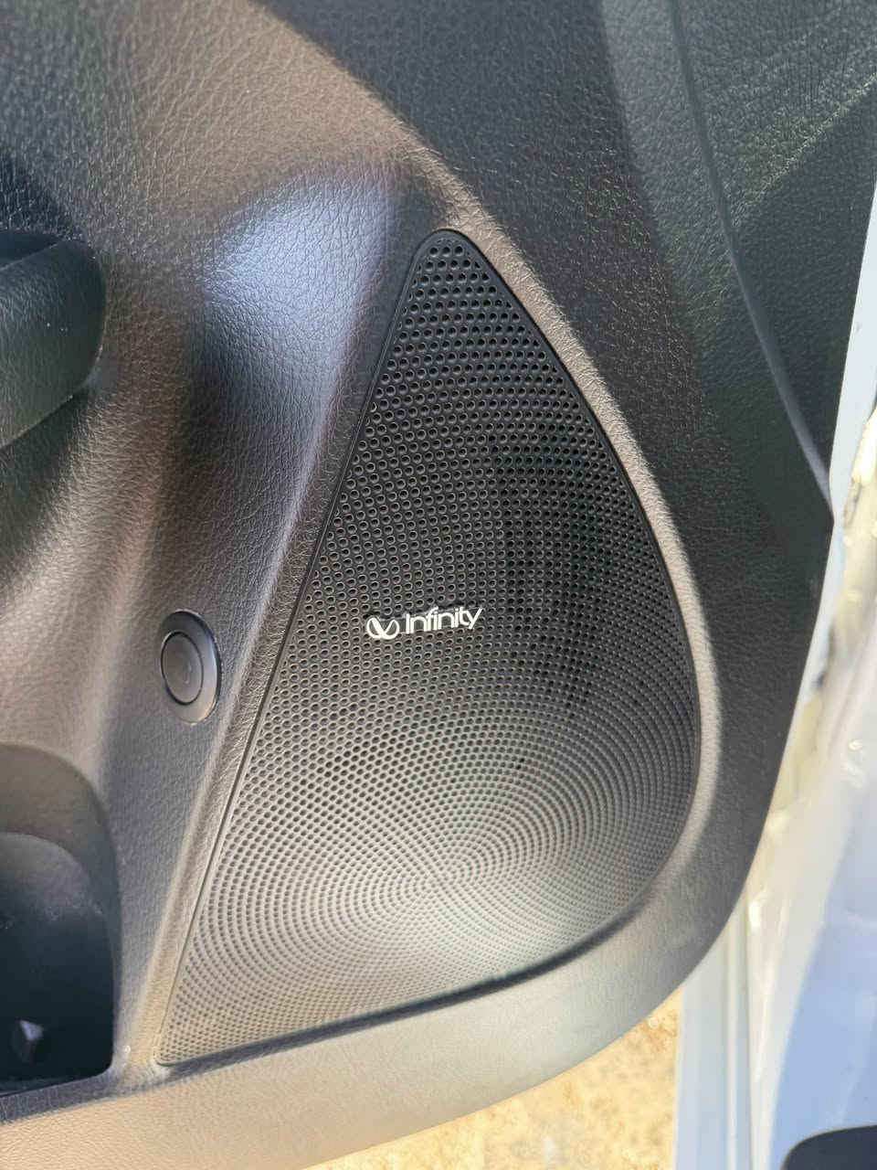 السلام عليكم كيا سورنتو 2014فول واحد على واحد رقم بغداد فئة Sxالرياضي وارد امريكي ماشية مية الف ونص 
١ 

مواصفات المركبة 

محرك 6 سلندر 

بانورما حركتين

رادارت جانبية

رادار خلفي 

ثلاث انظمة قياده
سبورت بلاص

وكوم فورد مناطق وعره

ونورمل قياده اعتيادية

مري شفط

انارة ترحيب ابواب

بصمتين ابواب 

صندوق شفط

نقطه عمياء 

منضومة زنون عدسه

سبعه راكب 

اشاره بالمري

خزن ميموري

تسخين كشن

وتبريد كشن

كشنات كهرباء 

ثلاث قطع تبريد 

سستم سماعات انفنتي جكور 
ومضخم انفنتي

السياره عليها ادامه كامله حادث السياره صبغ ثلاث قطع نفسهن مرجعات القطع فقط تعديل وصبغ السونار مرفوق معه الصور  مداور ثاني يوم 
سعر السياره 167 وبيها مجال حك الجيه مكاان السياره الناصرية قضاء الغراف 
الأتصال على الرقم ***********
المو شراي لا يكسر بحلال العالم ولايعلق
