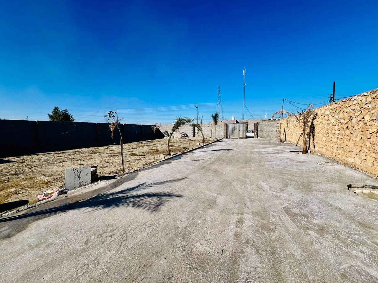 ((🧿اللهم صلي على  محمدوآل محمد🧿))
@الجميع((👈#مكتب_ألسنتر للعقار))

يالله بيت للبيع مساحه 1300متر بناء  275متر ولباقي حديقه مع كراج جبير 

لبيت بنجف عله شارع كربلاء عمود 150يبعد عن شارع كربلاء اقل 400متر قريب عله شارع لزوار🙏🤲

لبيت طابو زراعي مشمول بتطويب جاهز ثاني يوم يداور باسمك 

⚜️⚜️⚜️⚜️⚜️⚜️⚜️        

تفاصيل لبيت👇
غرفة عدد 3بنضام سويتات
صاله+ستقبال+مطبخ+صحيات داخليه وخارجية لبيت كله جمس وسحبات ملكيه ارضيه بورسلين ثقيل بناء كله طابوك جمهوري لبخ ثلث مراحل اساس وسقف صب بناء حديث بسنه ال2025

ملاحظة يوجد لدينا عروض بغير مكانات وبأنسب السعار بجميع انحاء النجف الأشرف اتواصلو ويه مكتب ألسنتر بملحق قرية الغدير بسايدين ل.  ***********   اتصال وتساب
