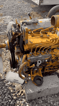 محرك كوماتسو ياباني ٦ سلندر مع مضخه كامل مال رافعه وارد بريطاني عنوان زاخو ***********
