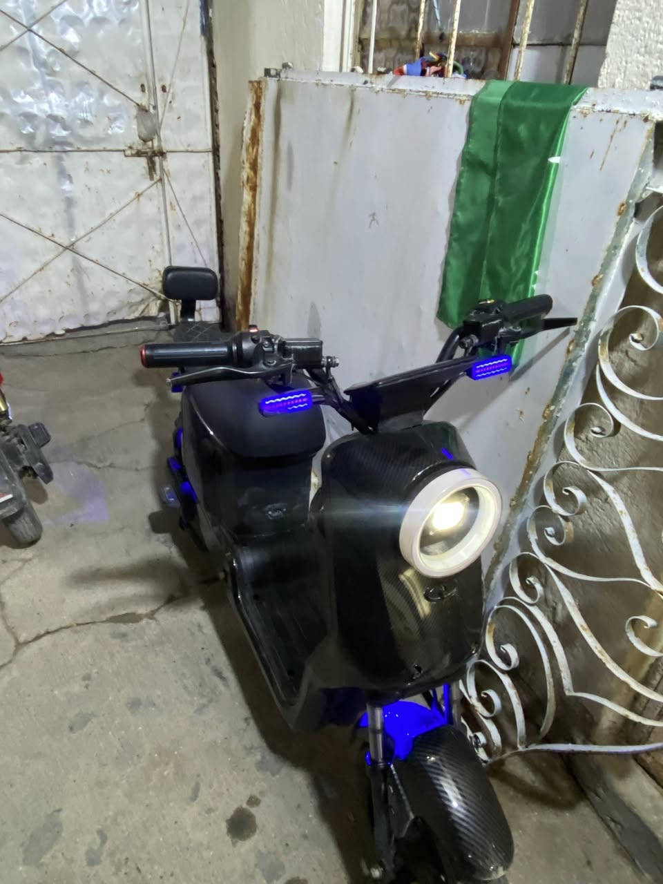 السلام عليكم
دراجه شحن R9 للبيع 
2025 
كفرات كاربون فايبر
عقل رياضي 
سعرها 380 وبيها مجال حك الجيه
***********
