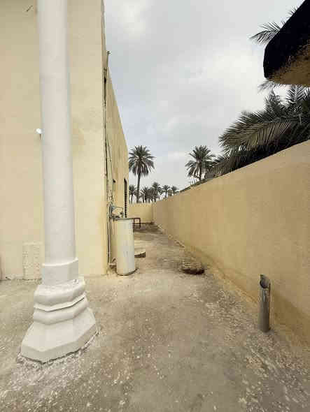 السلام عليكم عقار لبيع مساحة ٤١٠ متر نوع العقار سند ٢٥ ملك صرف طابقين يتكون من غرفتين وحده فوك وحدة بالطابق لارضي اضافة لاستقبال كبير وصالة ومطبخ وحديقة خلفية كبيرة يبعد عن الشارع الحولي مسافة ٦٠ متر وخدمات كاملة لتفاصيل اكثر لاتصال ع الرقم 
***********
