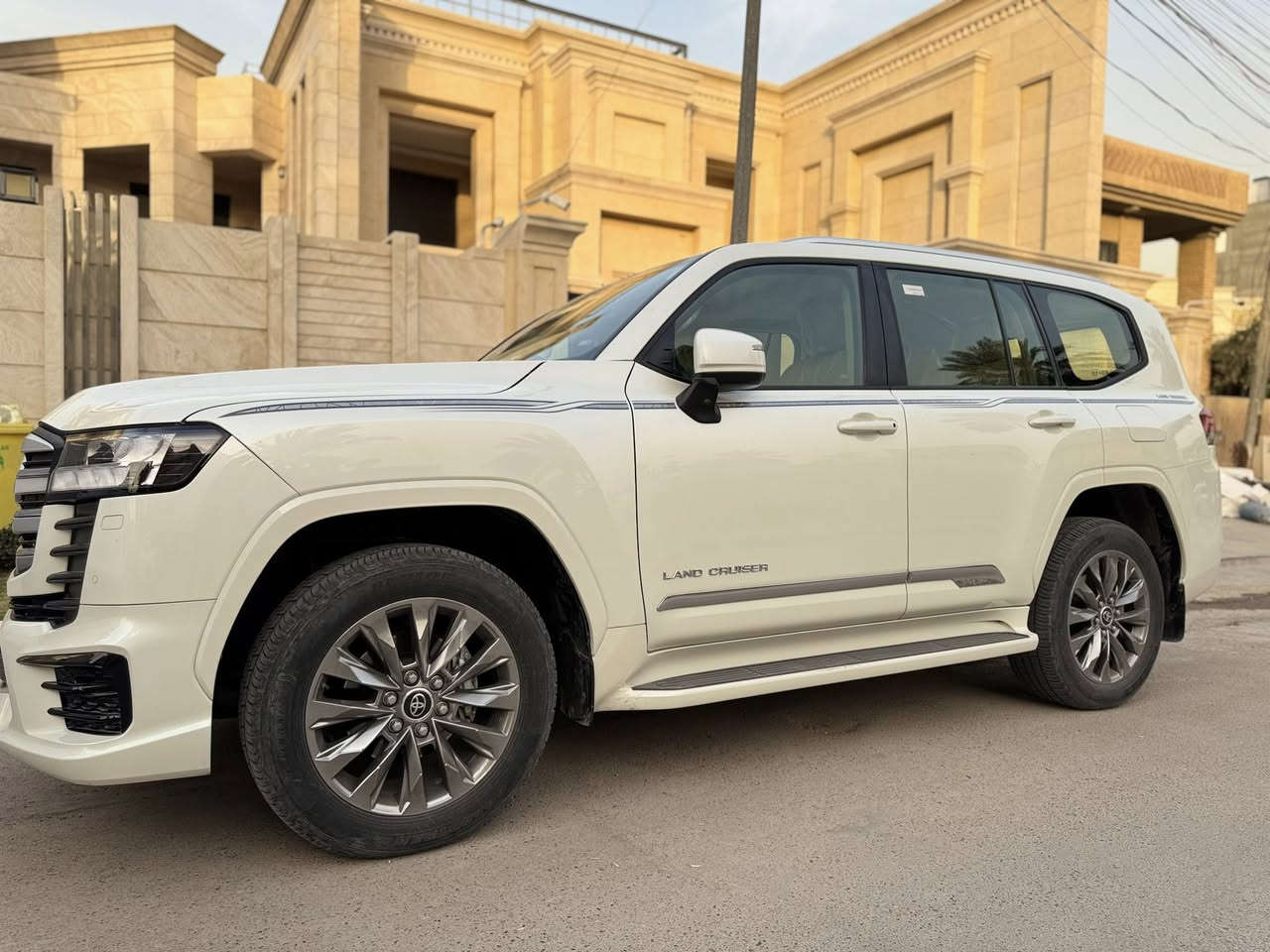 السلام عليكم 
لاندكروز GXR Limited ساز ٢٠٢٣ رقم اربيل ماشيه ٢٨ الف كيلو سياره بحالة الوكاله مكفوله كفاله عامه ومغلفه ppf درجه اولى
مكانه بغداد اليرموك 
للتواصل ***********
