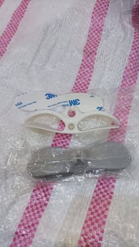 منظم اسلاك • حامل لاصق • عبوة ٤ قطع