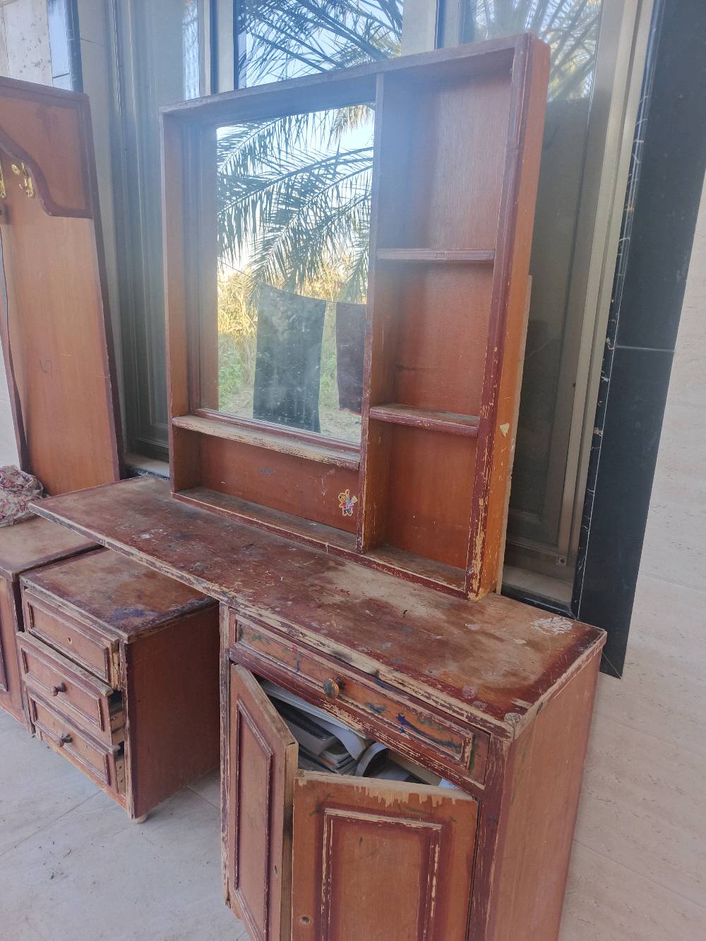 كنتور +غرفة صاج كويتي بدون تختة او جرباية وخشب بلوك ابيض كنتورين و جرابي اثنين و جرباية حديد. العنوان البصرة السيبة