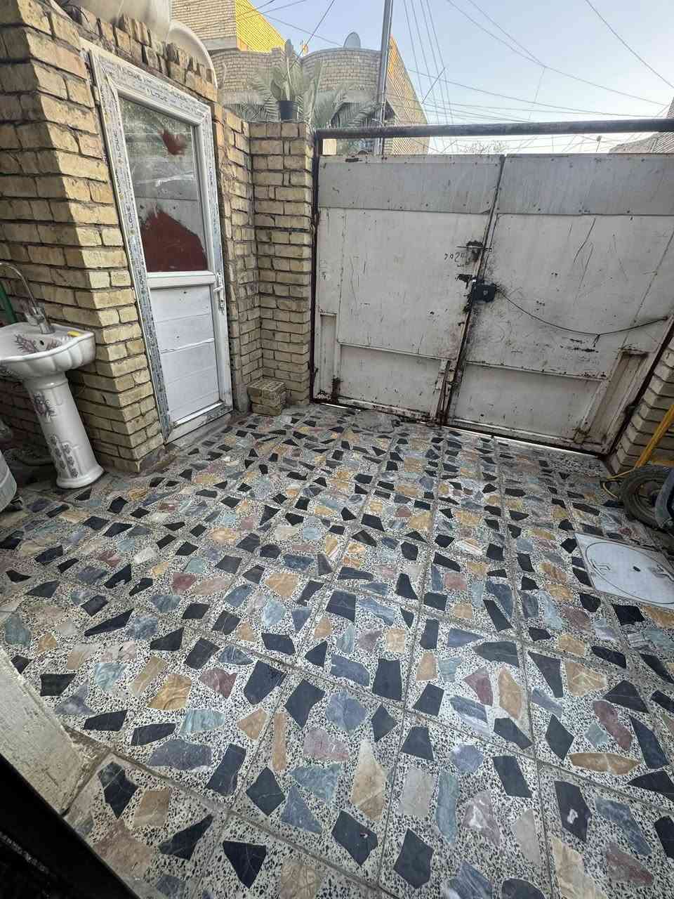 السلام عليكم بيت ١٢٠ متر للبيع  ٣ طوابق يحتوي ع اربعه غرف. واستقبال ومطبخ وصالتين ومنور وحوش صب مسلم في ام الكبر والغزلان منطقه ابو درع  مقابيل طابو للا ستفسار اتصال واتس  ‭0772 351 9782‬. 
السعر ١٢٠ بي مجال
