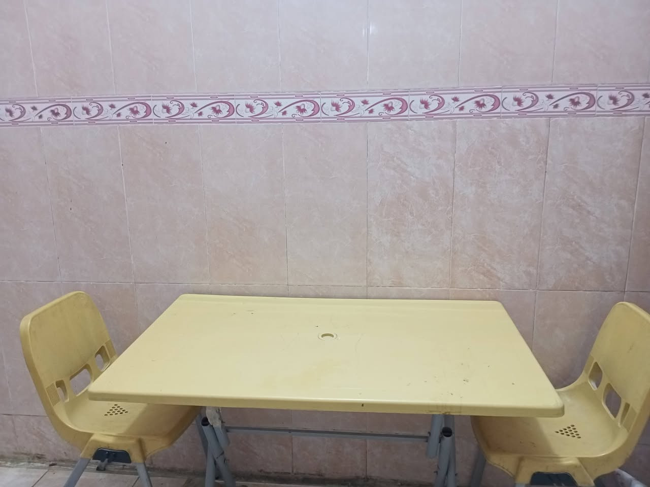 ميز طعام نوعيه جيده وقويه مع كراسي ٢ السعر ٥٠ قفل قفل
دور الشرطه ورى الحيانيه 

***********
