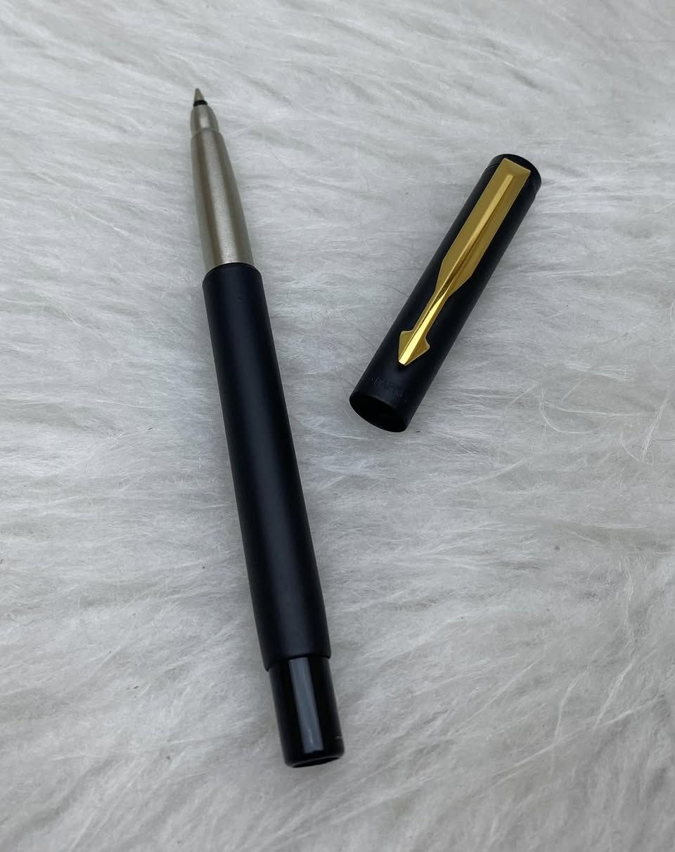 PARKER
قلم باركر
سوفت 
انكليزي المنشأ اصلي 
حجري 
جنكال طلاء ذهب 
حجم الخط M
جديد غير مستخدم  مع العلبة
للاستفسار المراسله على الخاص او الاتصال بالرقم  *********** 
يوجد خدمة توصيل داخل بغداد و محافظات⁩
