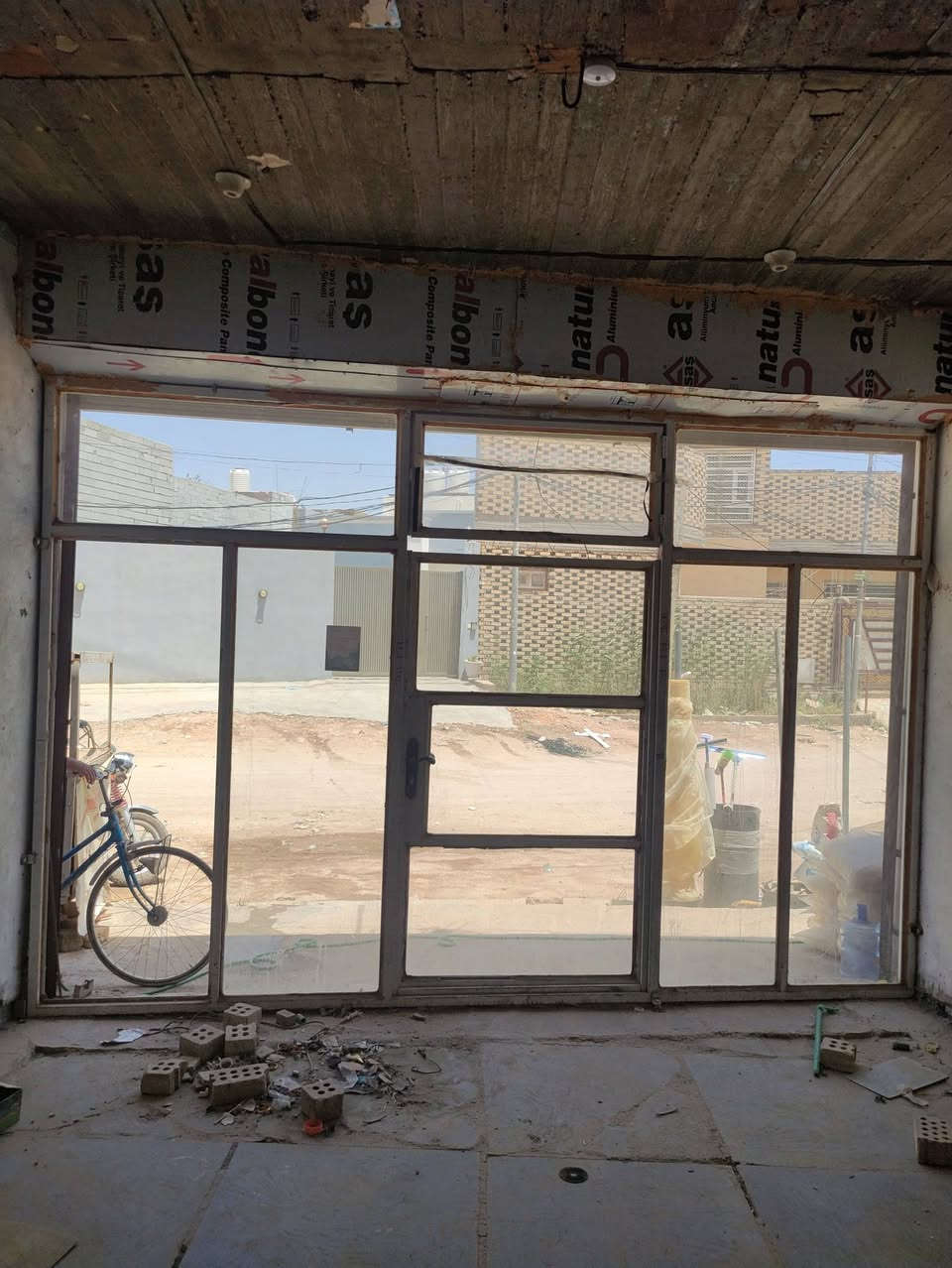 جام خانه للبيع العرض 4متر×260
حديده جيد جدا 

النجف الكوفه السعر ٣٥٠ وبيه مجال *********** واتساب
