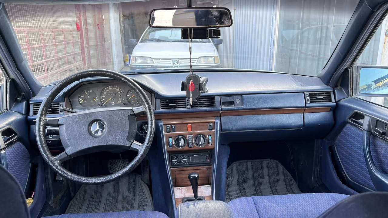 السلام عليكم مارسيدس دب 300 موديل 1991  وارد ياباني بيها كلير چاملغ خلفي ونصف باب السياره بلادي مامحور رقم بغداد السياره جاهزه وجديده مانقصها اي شي  السعر ((80$))وبيها مجال للاستفسار ***********
