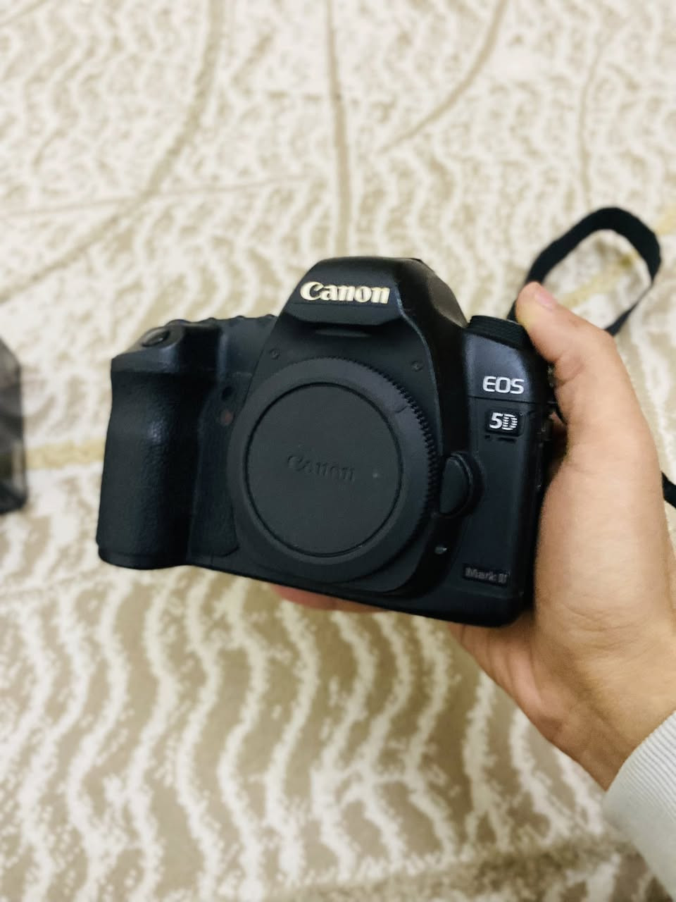 للبيع كانون d5 مارك 2
غنيه عن التعريف كاميرا جدا نضيفه 

🔚ملحقات 🔜

زوم رياضي 70/300. ✅

شاحنه تدعم شحن سريع✅

بطاريه تدوم طويلا ✅

رام✅

كاميرا كلش نضيفه مع زوم رياضي 70/300. سيكما 

بالكارتون جديده 

💣{سعر 400 وبيها مجال 🔥توصيل مجاني }

متواجد فيس واتس او اتصال ***********
