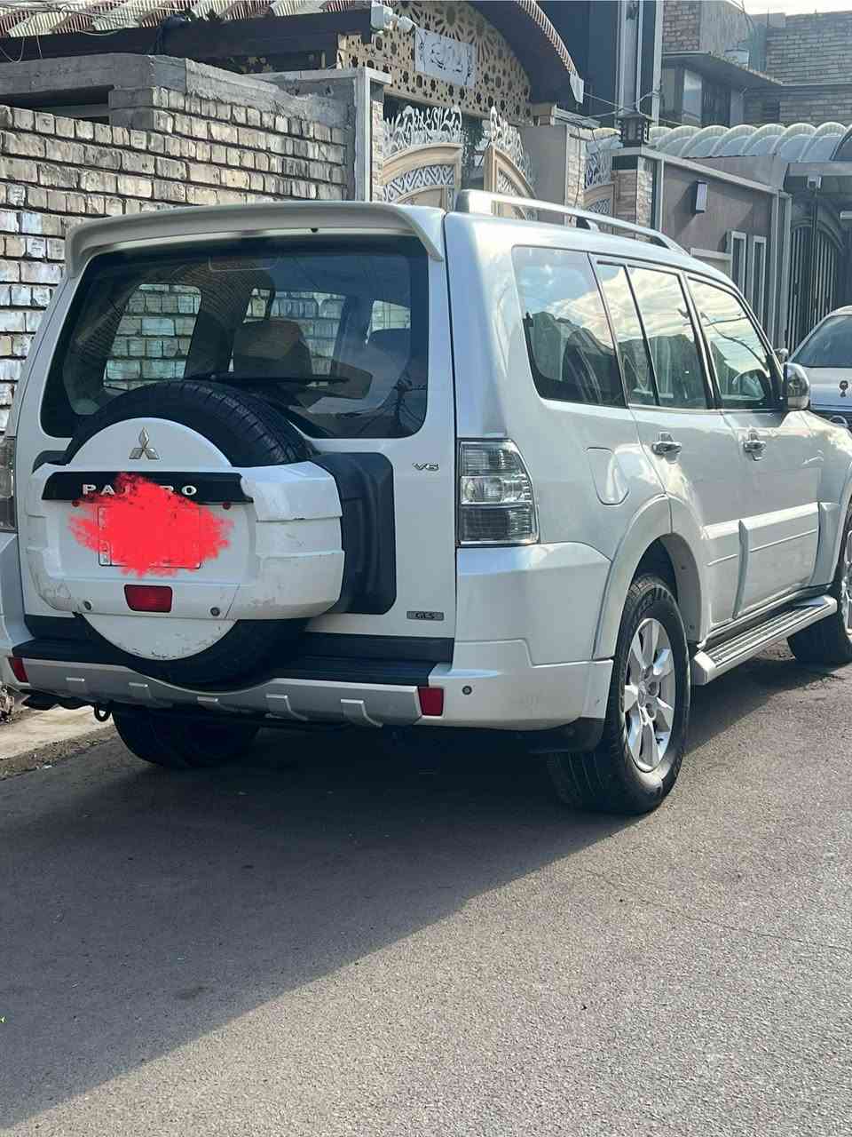 السلام عليكم 
سياره باجيرو حبتور 
مديل 2010
فول مواصفات 1/1
مكينه مبدل رنكات سعه المكينه 3/500
سياره معروف مواصفاتهه 
كشنات كهرباء 
دمام خلفي سماعات محيطيه 
اشاير بل مري 
مري شفط 
سياره مكفوله كفاله عامه
لايت زنون كشافات 
لايت خلفي ضبابي 
سياره ما متعوبه 
رقم السياره بغداد رقم انكليزي الجديد 
سياره شرط التحويل ثاني يوم 
الاستفسار رقم الهاتف ***********
