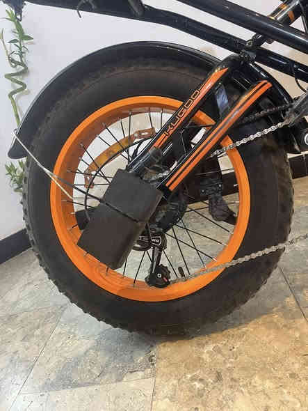 دراجة من شركة kugoo دراجة شحن وبنفس الوقت بايسكل الدراجة 3 سرع سرعتها 60 حقيقي تتحمل وزن 150 نوع البطارية ليثيوم ايون دبلات امامي خلفي حجم التاير كبير 48 فولت 24 امبير بريكات دسك هايدروليك تحتوي على عقرب من نوع شيمانو 6 سرع السعر مليون
