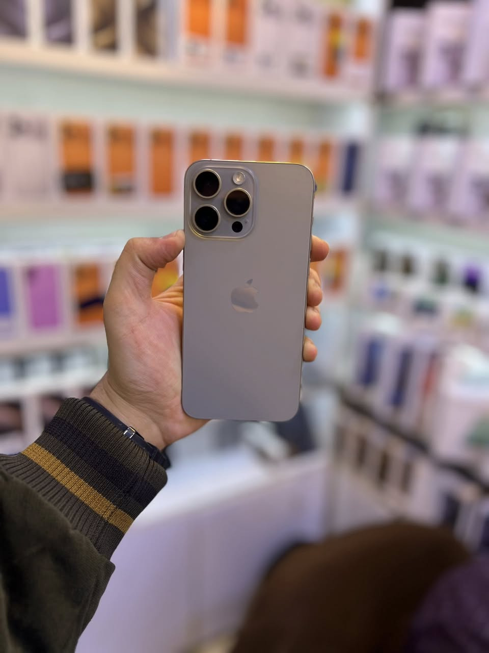 ايفون ١٥ بروماكس 📱ذاكره ٢٥٦ و بطارية ٩٦٪؜ الجهاز نظافته مية بالمية ✅✅
ملحقاته كاملة و بي ضمان خمس ايام✅
السعر مليون و ١٠٠ ألف🔥
العنوان بغداد / البياع / شارع عشرين 
للاستفسار على الرقم ***********
