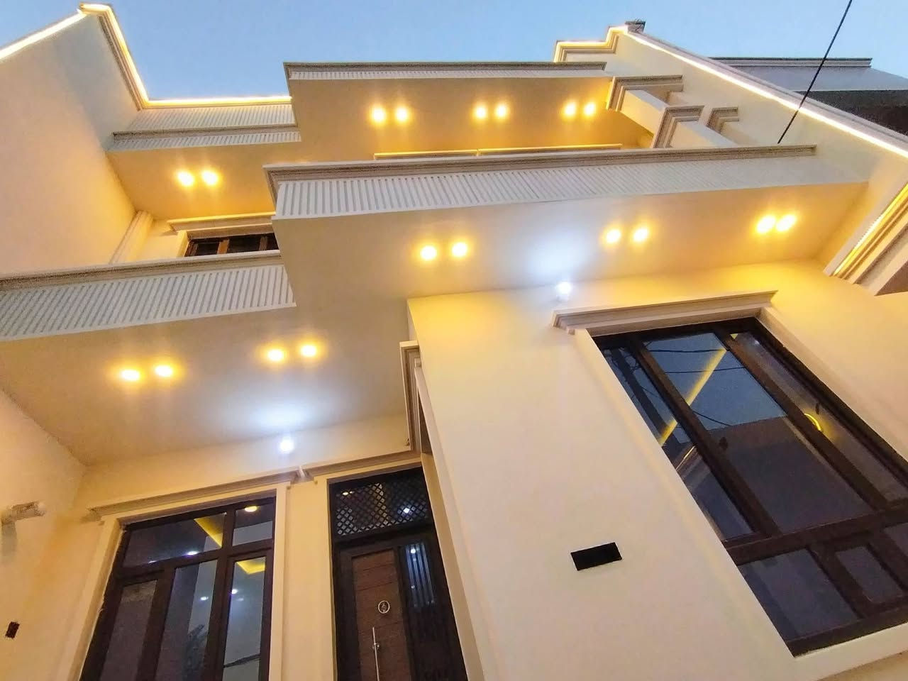 🏡✨ فرصة مميزة لامتلاك دار فخمة في موقع ممتاز
دار للبيع مساحة 150 م²، طابقان، بتصميم عصري وتحفة معمارية، تقع في بعقوبة – تقاطع القدس – دور الزراعة الثانية.
🔹 تتكون من:
4 غرف نوم، صالتين، مطبخ، استقبال، كراج سيارة، مناور، صحيات داخلية وخارجية، وسطحين.
🔹 مواصفات راقية:
واجهة فوم تركي، أبواب قاصة ثقيل وأبواب داخلية تركية، أرضيات بورسلين بنقوش مغربية، جص وبورك فاخر، نظام غاز، نظام سبالت، نظام كاميرات مراقبة، خزان نفط، وجزامة.
🔹 جميع الخدمات متوفرة:
ماء، مجاري، تبليط، وكهرباء.
📄 طابو زراعي – سند 25 رسمي
للجادين والاستفسار أكثر يرجى الاتصال على الأرقام المرفقة أو المراسلة على الخاص.
ابو يوسف *********** 
مكتب الجزيرة لبيع وشراء الأراضي والدور السكنية
نعتذر عن التعامل بالإيجار
