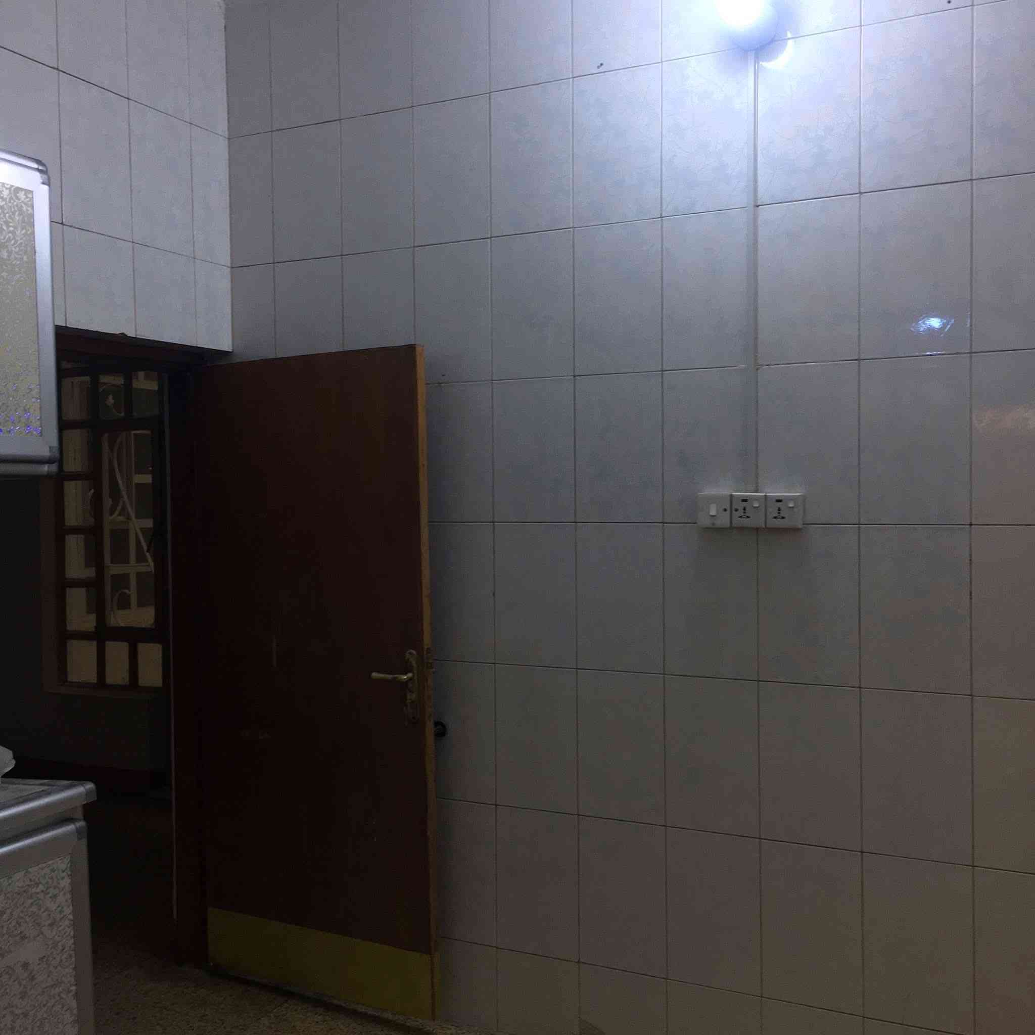 #عاجل
عندي بيت للايجار في حي السلام – قرب المدارس

بمساحة 100 متر مربع، يتكون من طابقين، ويشمل:

ثلاث غرف نوم، صالة، استقبال، مطبخ، صحيات، وطارمة كبيرة.

الدار نظيف جداً وجاهز للسكن، ومجهز بالكامل بخط مولدة، ماطور ماء، سخان، خزان ماء، إنارة كاملة، وكاونتر

للاستفسار الاتصال على الأرقام التالية فقط غير متواجد عبر الفيس :

***********

***********
