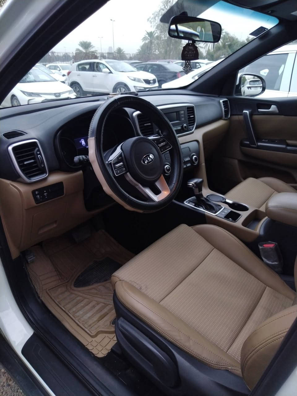 سبورتاج ٢٠٢٠ رقم بغداد ماشية ٦٧٥٠٠ الف الموصفات العادية
بدون بنوراما السيارة استعمال قليل جديدة محرك وكير وصدر على وضع الشركة بيهة آثار حالوب قليلة جدا مكان السيارة بغداد السعر 94 $ للاتصال ***********
