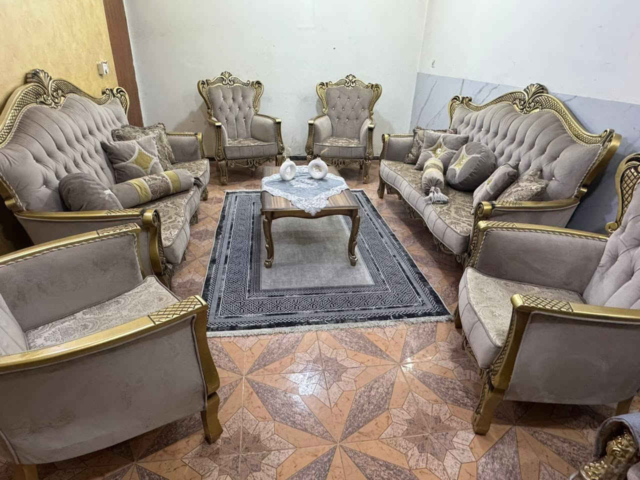 تخم زان تركي ١٠ مقعد مع ميز وسطي نضافه فول اخو الجديد ولا غلطه استعمال قليل ***********
