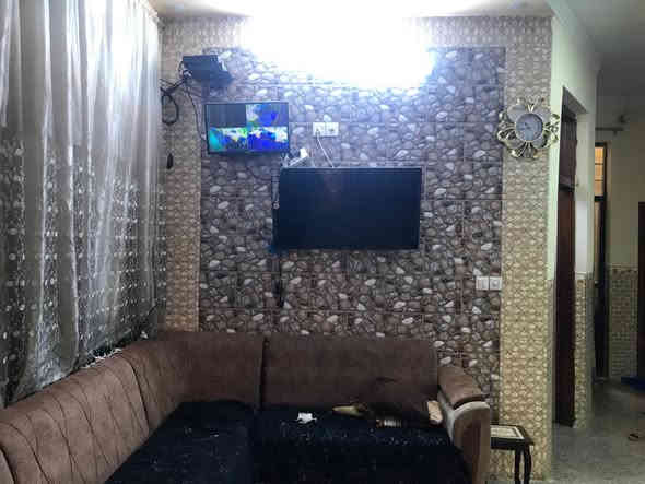 السلام عليكم بيت مساحته 170 مسلح ثلاث طوابق واجهه 8،5 ونزال 20م كراج مع خدمات خارجيه واجهه مرمر يحتوي 6غرف نوم السقوف كلها مغربي البيت درجه اولى مقابل الاسواق المركزيه حي التجار الاستفسار الاتصال على 

***********
