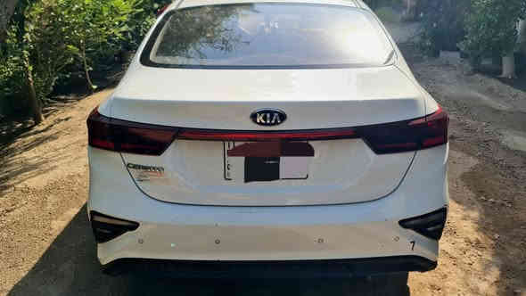 السلام عليكم 
للبيع كيا سيراتو خليجي موديل ٢٠٢٠ رقم بغداد 
مواصفات السيارة
محرك ١٦٠٠ دووش
كاميرا خلفية وامامية
شاشة 
حساس خلفي 
وباقي مواصفات السيراتو العادية 
السيارة ماشية ٧٦٢٠٠ الف كيلو قابل للزيادة 
السيارة مثل ما موضحها بالصور يرادلها ترتيبات بسيطة 
السعر ١٤٣٠٠ دولار وبيها مجال ان شاء الله 
مكان السيارة بغداد 
للإستفسار الاتصال على الرقم فقط أو وتساب ***********
