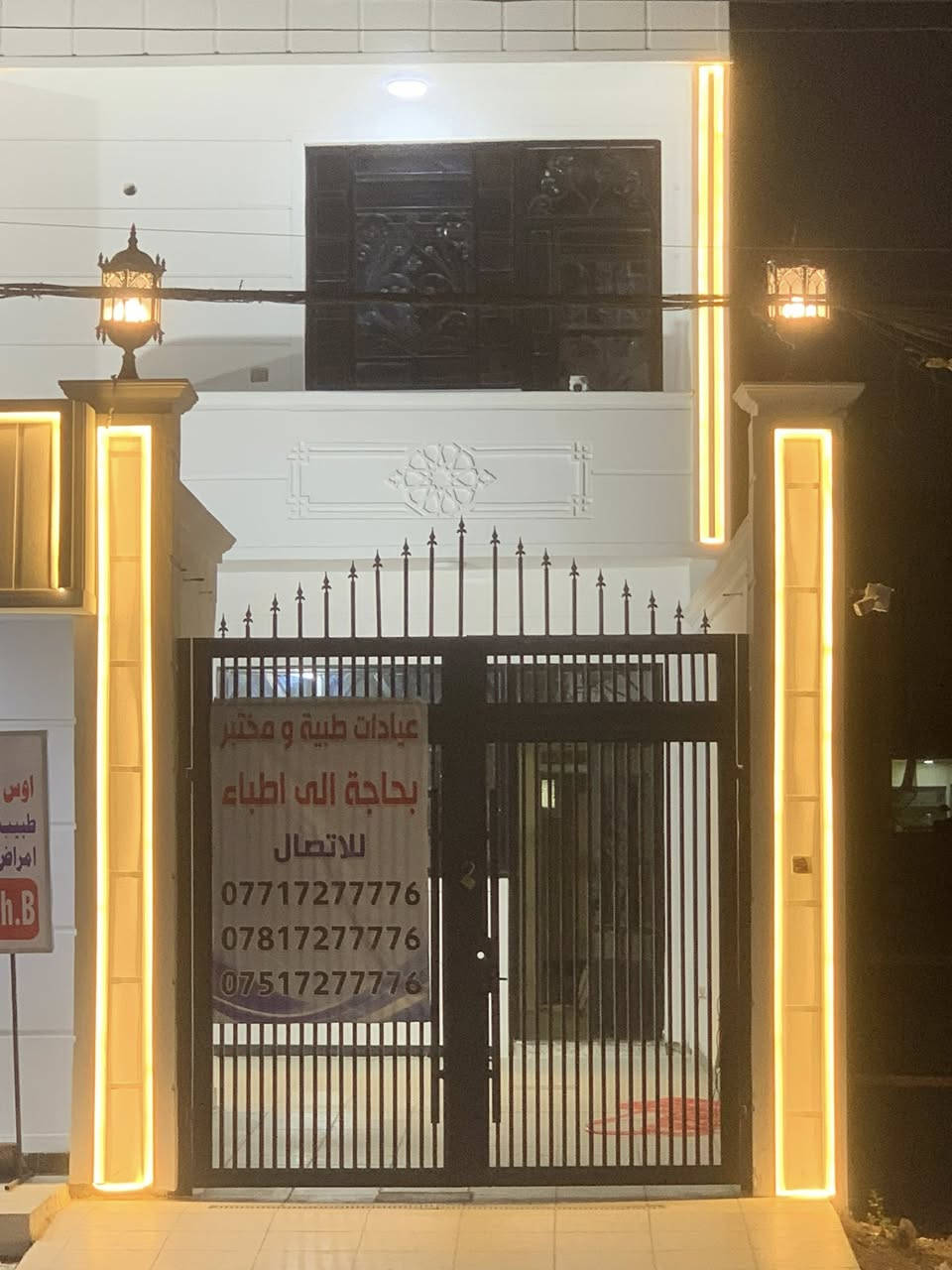 دار تجاريه للايجار
حي الحسين شارع 20 قرب اسواق باندا على الشارع العام  المساحه 300 متر تحتوي ع 10 غرف وكراج للاستفسار الاتصال ***********
