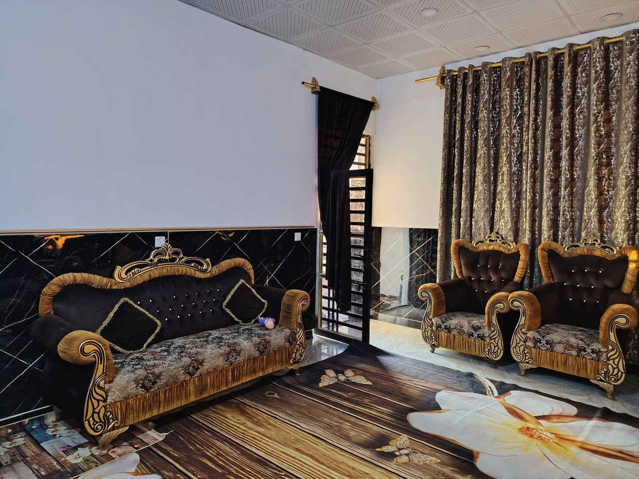 يالله سلام عليكم دار للبيع بغداد المدائن منطقه بانوراما قرب المدارس مساحه ٢٠٠ متر بناء حديث يتكون الدار من غرفتين نوم وصاله واستقبال ومطبخ وكراج سيارة صحيات داخلية زراعي خدمات كامله السعر ٩٠ وبي مجال للاستفسار الاتصال على الارقام *********** أو *********** وات ساب
