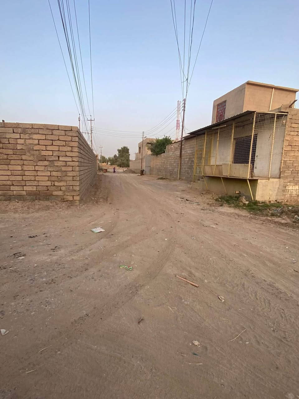 للبيع
دار سكنية مساحة 268 ركن طابو صرف حي الاسمد بناء حديث استقبال مطبخ حار بارد غرفتين نوم صحيات للاستفسار مراسلة الصفحة او الاتصال على الارقام التالية 
***********
***********
