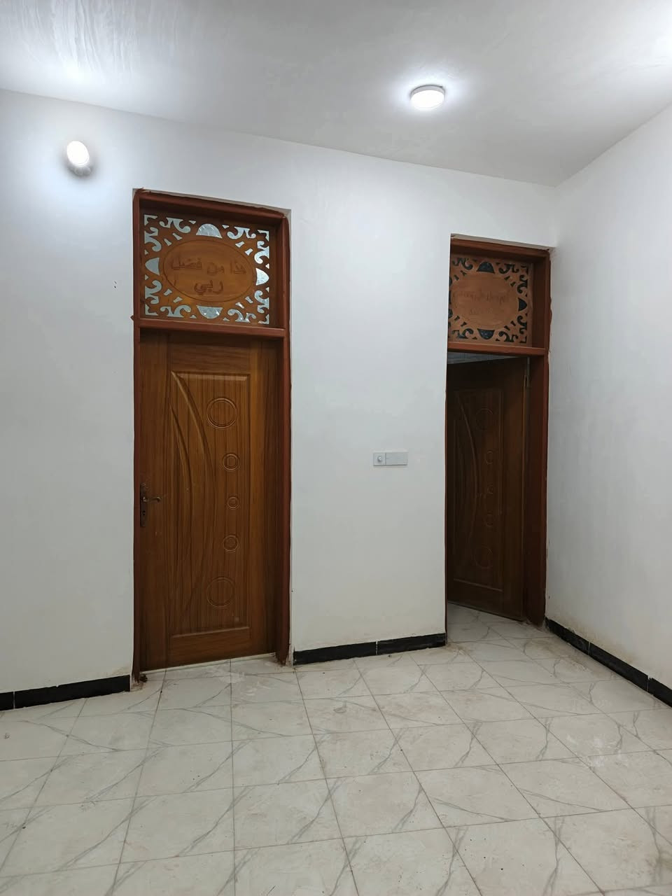 السلام عليكم 
دارين اثنين للبيع أو مراوس بقطعه 
مكان مميز
طابو زراعي سند 25 
العنوان // بابل المدحتيه المعاره طريق الزوار الوفه الحاده ركن على شارعين امامي 7متر جانبي6متر
المساحة لكل بيت //١٤٠متر 
نوع البناء طابوق السقف صب كونكريت 
بناء حديث سنة ٢٠٠٢٥
تحويل البيت 
 ثاني يوم بعد الشراء
تفاصيل البيت يتكون  من
عدد الغرف 2
استقبال 
صاله 
مطبخ
ممر عدد 2
طارمه 
صحيات داخليه و خارجيه
خدمات كامله من ماء وكهرباء 
وتبليط قريب على الشارع الرئيسي 20متر
السعر //البيت الواحد ٧٠ مليون وبي مجال
سنة البناء 2025
البيت حلو ومابي اي نقص 
ملاحظه/ البيت فارغ حالين 
وايضا يوجد خط مولده وكهرباء وطنيه شغال البيت منور اي نقص بلبيت ماموجود 
بناء جديد
للاستفسار
مراجعة مكتب دلالية وائل الهندي 
شارع ٦٠ قرب سلوان أبو الكاشي مقابيل فرع علي قماره 
*********** 
***********رائد الهندي
