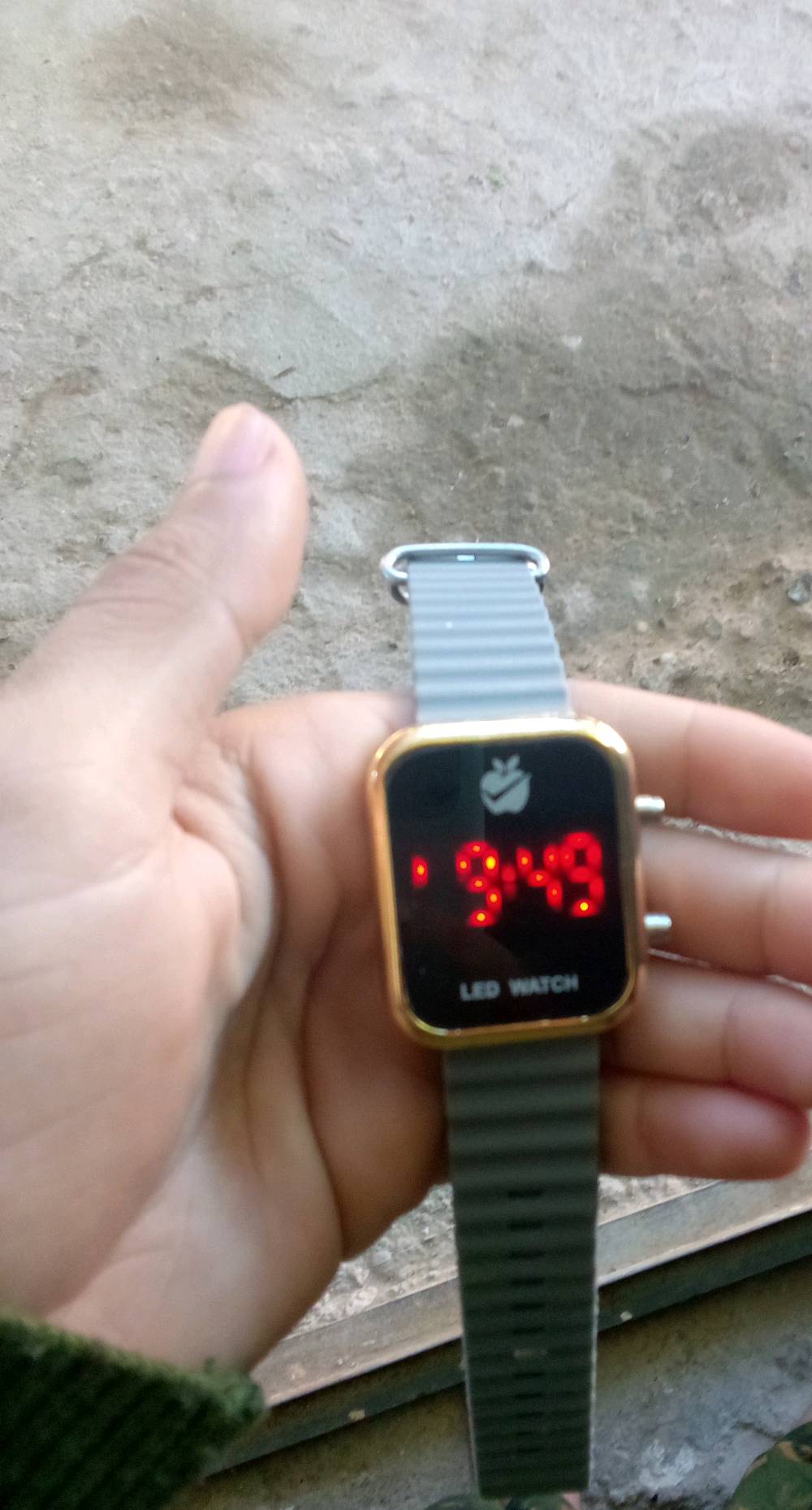 ساعة LED مميزة بلون ذهبي وإطار عصري. الساعة تعرض الوقت برقمية واضحة ويمكن استخدامها بشكل يومي لأي مناسبة. الحزام مصنوع من مادة مريحة ومناسبة لاستخدام طويل الأمد.