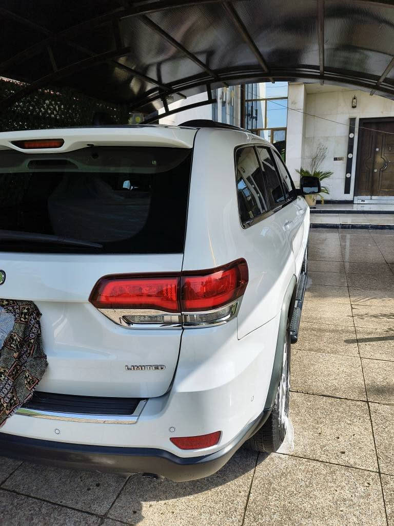 السلام عليكم 
#جيب كراند شيروكي 2020 ابيض ملكي 
#المواصفات
كشن سايق كهرباء 
كامره دواره 
ادبتذ كروز كونترول 
4×4 متصل 
محرك 3600 
مود درايف سبورت درايف 
ممشى السياره 34000 الف كيلو السياره اني مستوردها و ما طالعه غير بس مرتين من السيديه للمنصور و بدون اي نصرف و كفاالته برقبتي لان بانزين امريكا بعده بيها و كلشي بيها كامل مكمل 
#حادث السياره 
فقط باب الجنطه الخلفي و الدعاميه و بدون اي ايربالك و تم استبدالهم بنفس اللون 
# السعر 32 الف دولار يعني 320 ورقه رقم السياره بغداد مكانها السيديه
للاستفسار *********** بغداد, العراق
