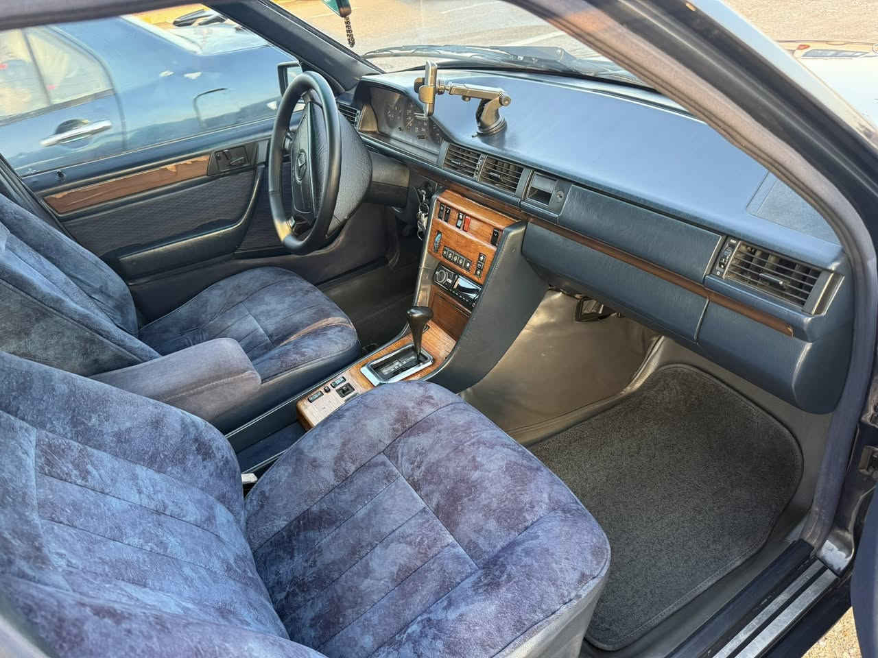 السلام عليكم 
مارسدس دب موديل 90
رقم بغداد بأسمي محركها 3000 ياباني 
السيارة جديدة وكلش حلوة ونصبة 
السيارة مصبوغة جمالية بدون حادث بيها الجامرلغ الخلفي چان مشتغلي ع بارد ومن عمرتها سويتها ع حار لان چان نشاز على گد شبر وشوية 
السيارة كفالة محرك گير وصدرها جديد وتخم تاير وباتري جديد سلايد شغال وبيها إدامة كاملة السعر 75 $ 
مكاني ديالى بعقوبة 
***********
