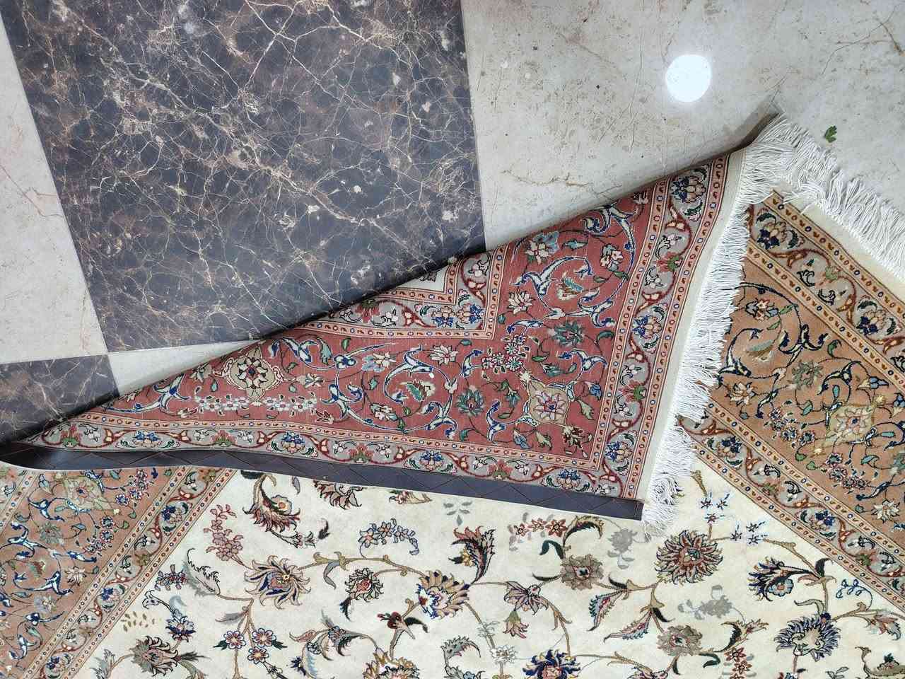 تبريز إيراني عمره فوق ١٠٠سنه حرير الأبعاد ٢* ٣م
واتساب *********** العنوان ديالى خانقين يوجد توصيل
