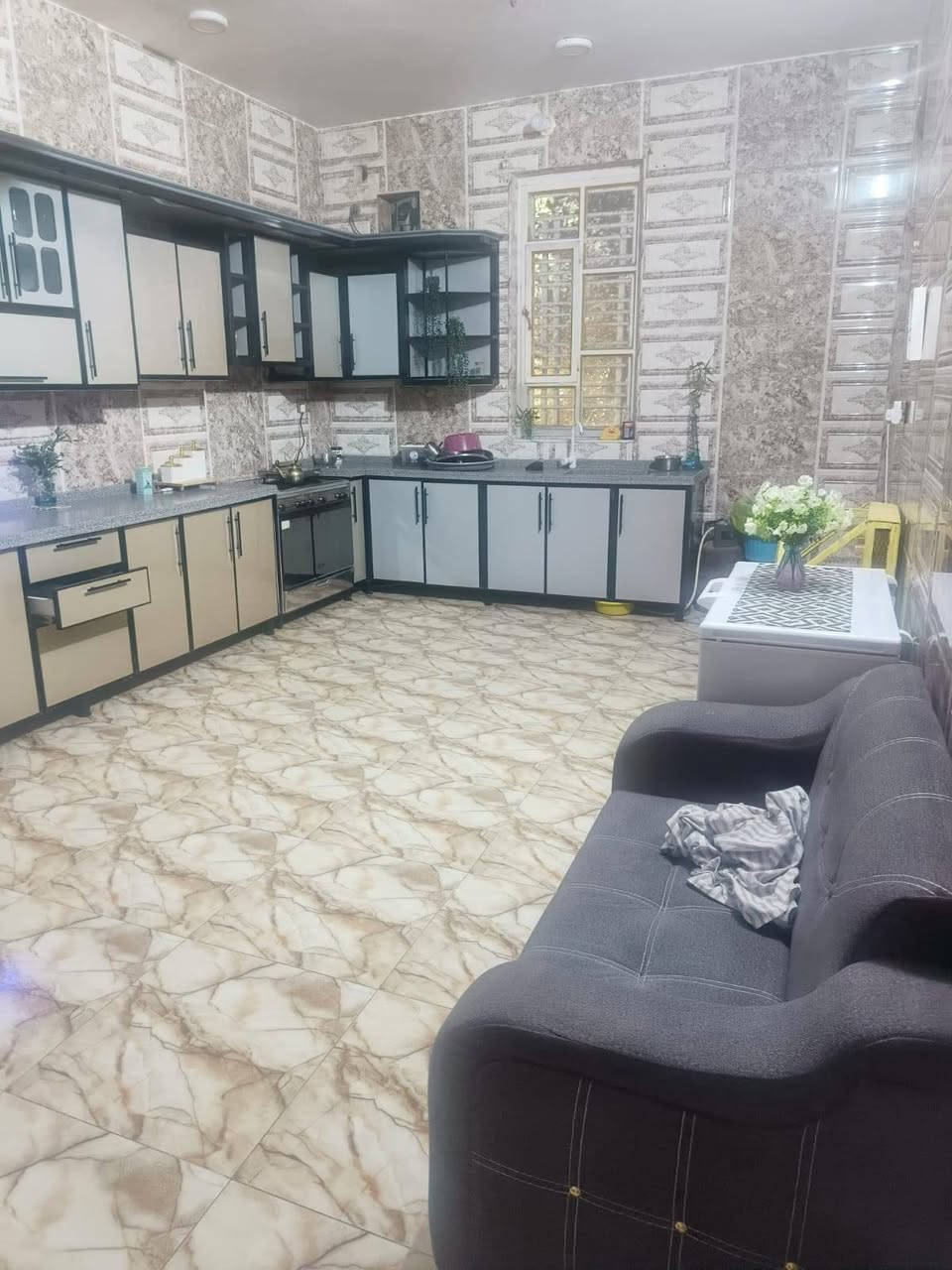 بيت للبيع طابو اسهم مداور بإسمك
مساحته 260 طابقين متر يحتوي ع غرفتين ومطبخ حار وبارد وصاله كبيره ودوانيه خارجيه وصحيات داخليه وخارجيه وحديقه وكراج الطابق الثاني 3غرف هيكل غير مسقوف
قريب ع المستشفى التركي كلش كافه الخدمات
***********
