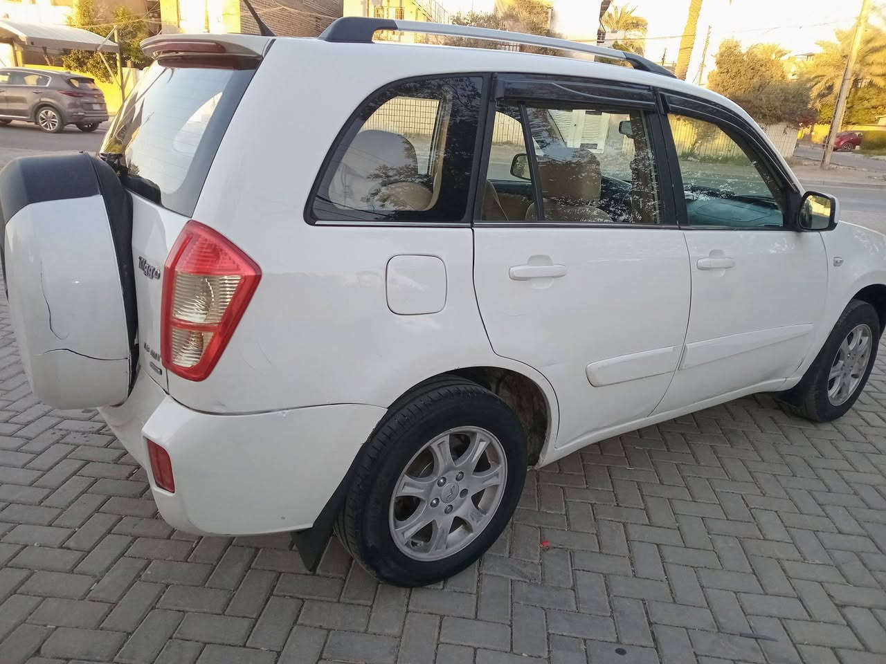 السلام عليكم ورمضان كريم للبيع شيري تيكو موديل 2013 كهربائي باسمي الرقم الدولي الجديد هزه جديده بيها قطع صبغ كير ومحرك وكهربائيات وتبريد توب ما بيها اي نقص*********** مكان السياره بغداد العامريه السعر 54$ السياره حلوة وناعمه وبالعافيه الياخذها وتحياتي للجميع
