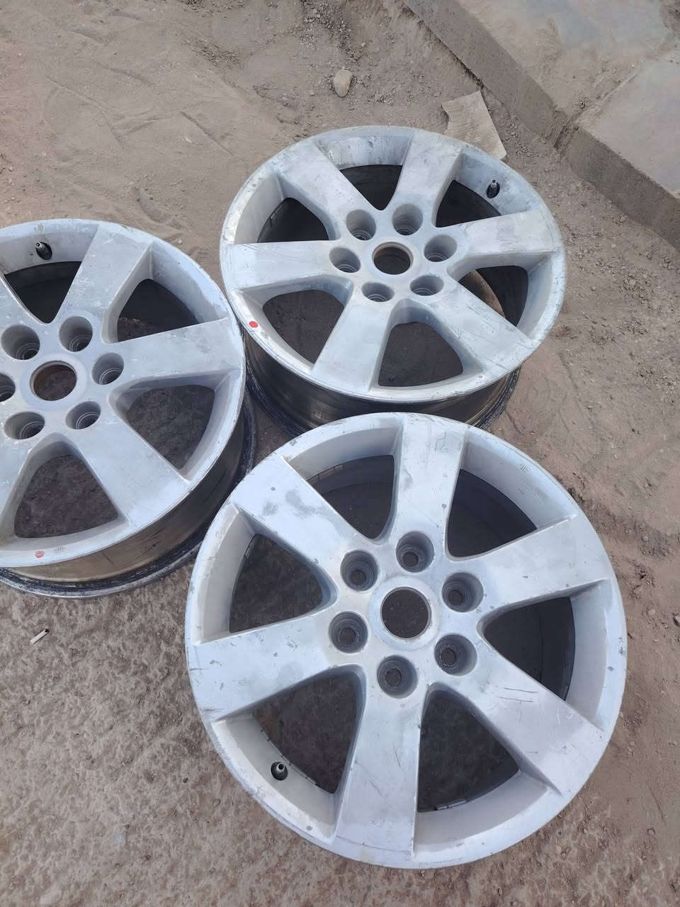 ويل كب حجم 18 مال بايجيرو عدد 3 مكانهن الكوت ***********
