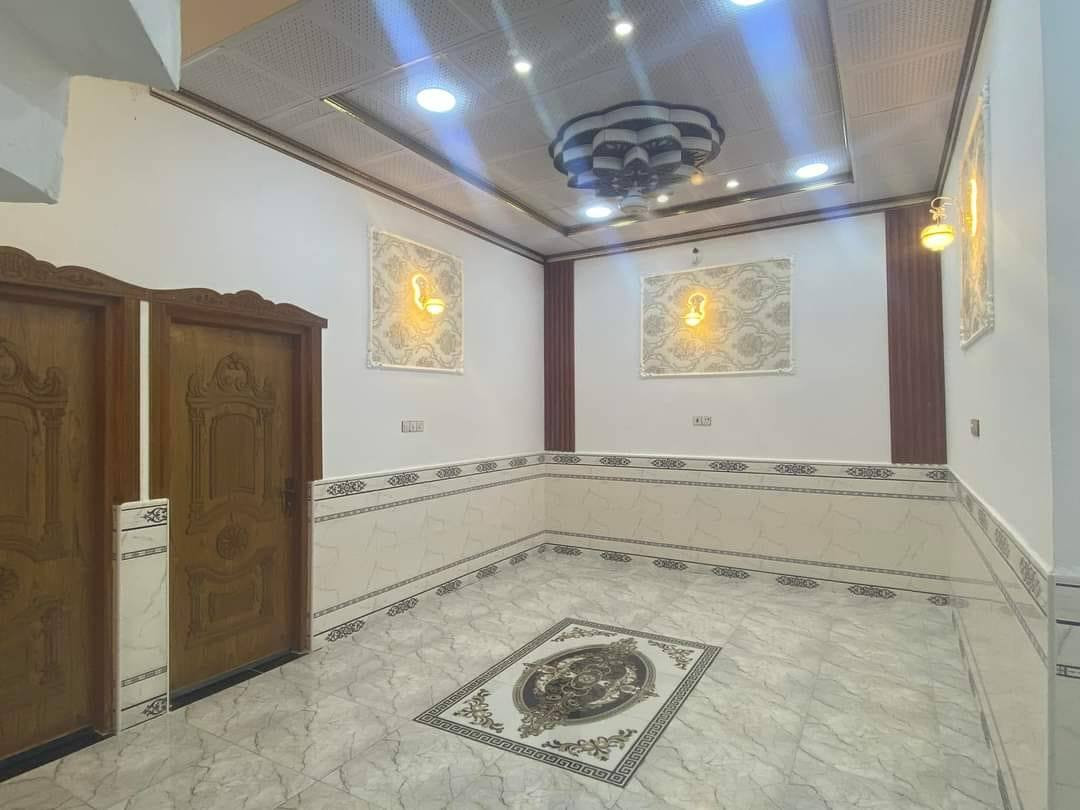 غرفتين ٤.٥ × ٤.٥ 
صاله ٧ × ٤
مطبخ ٥ × ٤
ديوان ٧ × ٤
كراج سياره + حديقه 
صحيات خارجي داخلي 
ماء ارو طن 
ماء عادي طن 
السطح ايزو كام + البيتونه كونكريت هم ايزوكام

***********
