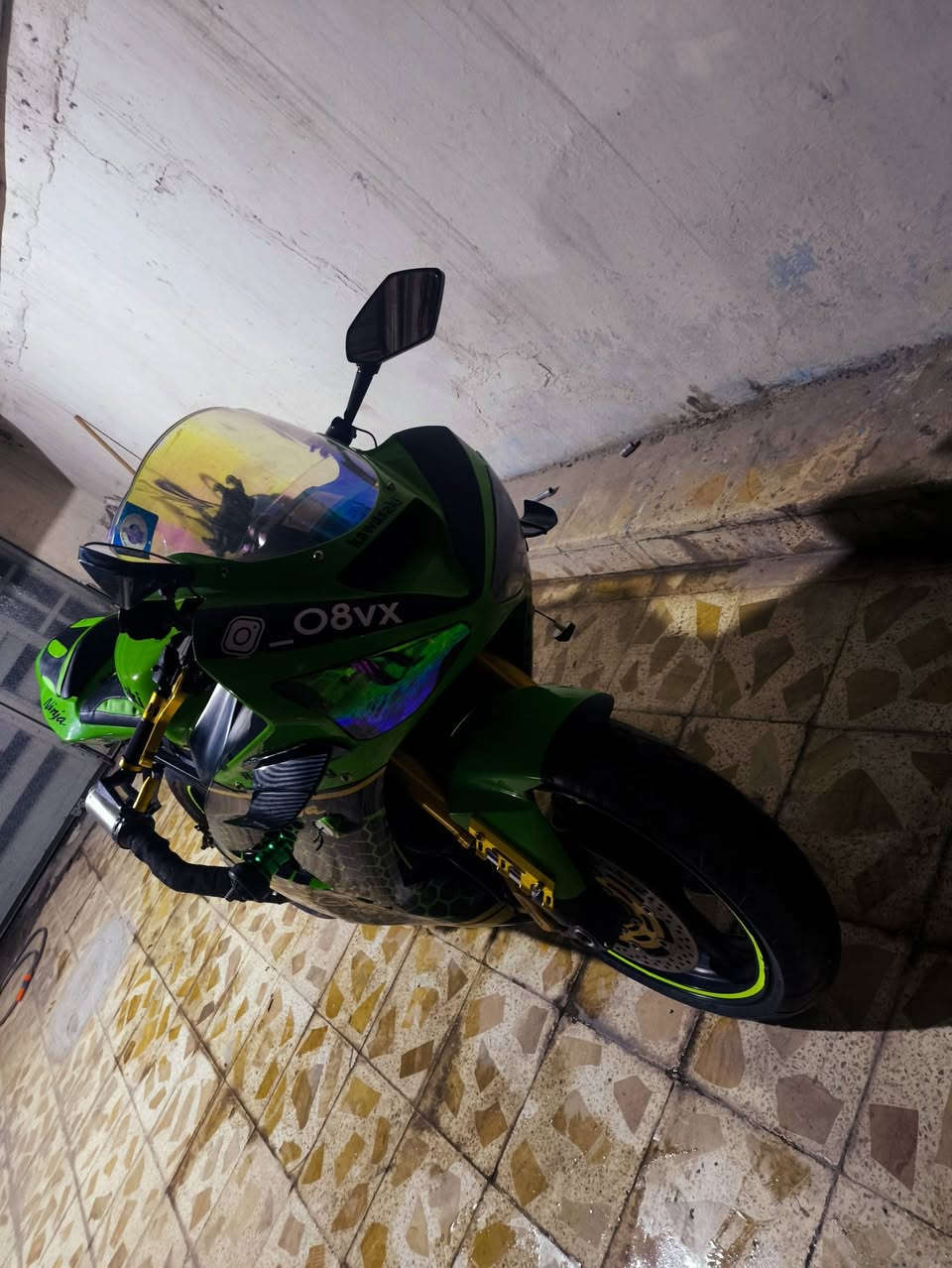 السلام عليكم كاوسكي موديل 2004 مكفولة كفاله عامه 
رقم وسنويه باسمي رقم مميز ماشيه 47 
سويتله ادامه كاملة قبل 3 ايام 
بدلت مجاول 
بدلت بلكات جديدة اصليه NJK 
بدلت دهن وفلتر  كلشي جديد
دراجة كاملة من كلشي 
مكاني ناصرية مركز وهذا رقمي شراي يخابر ***********
