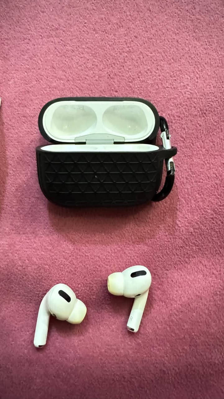 شاومي 14 تي برو  1 تيرا مع كامل ملحقاته مع سماعه ابل برو الاصليه
الشاشة: AMOLED بحجم 6.67 بوصة بدقة 1220p
المعالج: Mediatek Dimensity 9300+
الكاميرات: خلفية 50+50+12 م.ب/ امامية 32 م.ب
الذاكرة+الرام: 256/512/1000 + 12/16 جيجابايت
نظام التشغيل: Android 14
البطارية: 5000 مللي امبير - 120 واط

مستخدم قليل جدا السعر مع السماعه 650 الف وبي مجال للشراي مكاني بغداد رقمي ‏‪0775 568 3453‬‏
