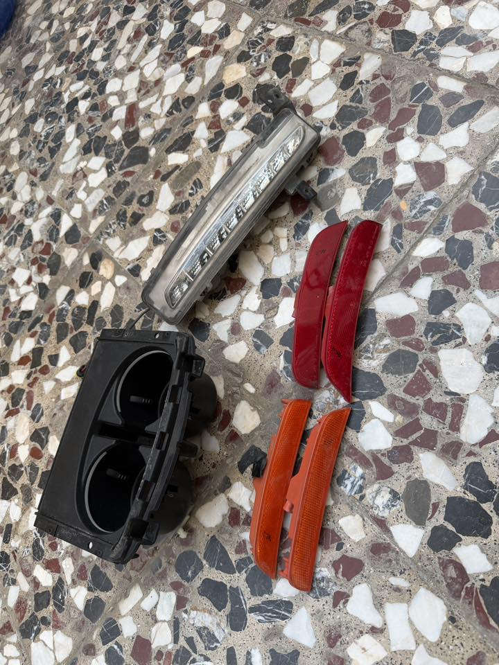 سلام عليكم للبيع أغراض اؤباما كرايسلر
جادر اصلي مره وحده كاعد عل سياره جديد سعره 25الف
اسبير مع العده كامل اوباما جارجر بعده زيرو منازل سعره 50 الف
فسفورات اؤباما كلهن شغلات امامي خلفي سعرهن 25الف أصليات مال سياره 
لد اؤباما جه الايمن سعره 25الف
كلاص اؤباما سعره 20الف
حساسات تخم كامل اصلي اؤباما جارجر 4قطع سعرهن 125الف
عنواني بغداد زيونه 
***********
