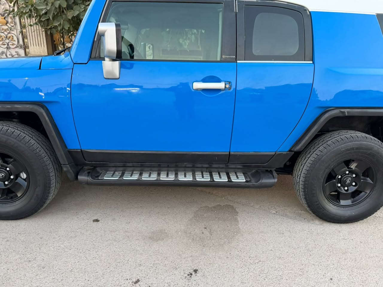 أف جي كروزر للبيع موديل ٢٠٠٧  وارد أمريكي محرك ٤٠٠٠ آلاف سيارة نظيفه وجاهزه محرك كير تبريد ثلج تخم تاير جديد صدر جديد كل نقص مابيها وين مايعجبك اطلع بيها سيارة بيها أربع قطع صبغ حادثها مال امريكا بنيد فقط بدون دواخل وهنا صار بيها صبغ بدون دواخل رقم بغداد مشروع وطني سعرها ١٢٠ ورقه و مكان السيارة بغداد البلديات ***********
